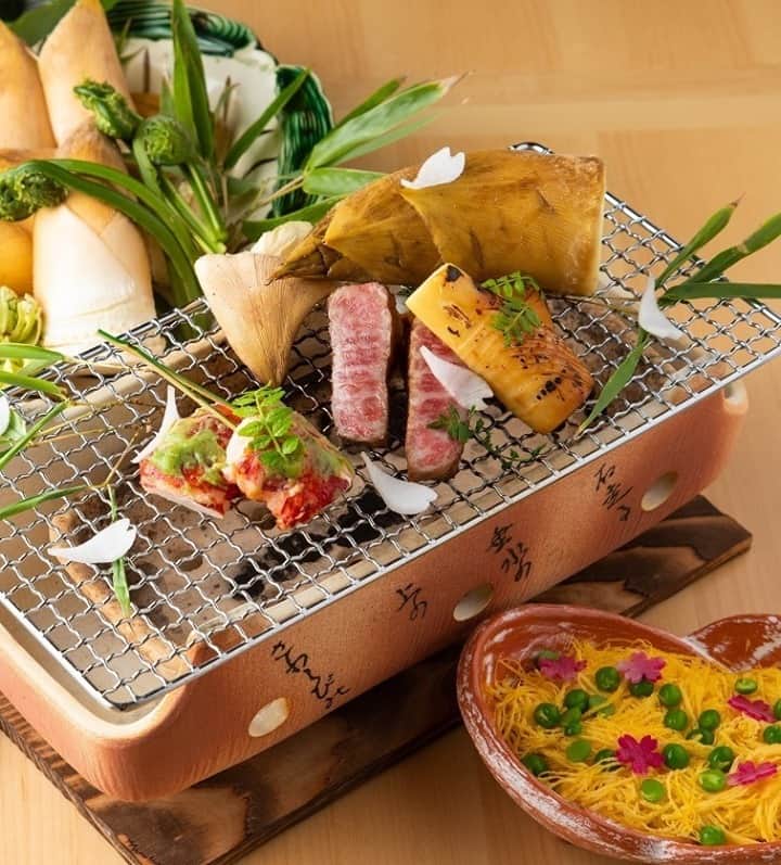 ヒルトン大阪 Hilton Osakaさんのインスタグラム写真 - (ヒルトン大阪 Hilton OsakaInstagram)「お雛祭りはどんなお食事を楽しみますか？ちらし鮨が定番ですが、3月の「川梅」では旬の筍や山菜もたっぷり味わえる懐石ディナーをご用意しております。  #ヒルトン大阪 #ヒルトンホテル #大阪 #川梅 #和食 #懐石料理 #日本料理 #大阪ディナー #ひなまつり　 #HiltonOsaka #Hiltonhotel #KawaUme #Japanesecuisine #Kaiseki #Osakadinner」2月22日 18時53分 - hiltonosaka