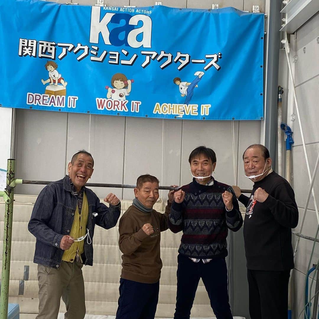 吉本新喜劇のインスタグラム：「#俺たちマブダチ 本日23:17〜 ABC「なるみ・岡村の過ぎるTV」で めだかさんが毎回とても楽しみにしている 師匠ダービーの企画が放送されます☺️ 今回の対決は手押し相撲です！！ 対決の最後には皆で写真を撮りました📷」