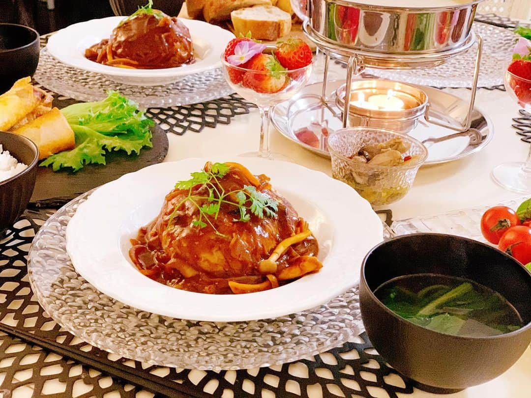 亀井京子（林京子）さんのインスタグラム写真 - (亀井京子（林京子）Instagram)「今日はのお夕飯は 🌱煮込み巨大！ハンバーグ 🌱ラタトゥイユチーズ春巻き 🌱たらもディップ 🌱牡蠣のオイル漬け 🌱ほうれん草のコンソメスープ 🌱いちご 🌱バケット  でした！  じゃがいも➕マヨネーズ➕牛乳➕モッツァレラ➕たらこ➕少しニンニクでホットディップ🥦  バケットつけたらとまらないー🐽  #チーズフォンデュ#リスドゥル#カンパーニュ#おうちごはんlover #アスリートフードマイスター#身長伸ばしたい#少年野球ママ #アスリート飯 #おうちごはん #子供ごはん #テーブルコーディネート #テーブルコーデ #子育てママ#女の子ママ #男の子ママ #wp_deli_japan#彩りごはん #おうちごはん#彩りサラダ #お料理好きな人と繋がりたい #食器好き #食器 #おもてなし #おもてなし料理#美味しい調味料#フーディーテーブル#おうちごはん革命」2月22日 18時54分 - kyokokameiofficial