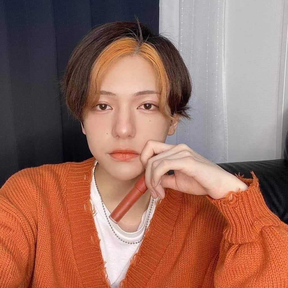 のインスタグラム：「自分のメイクは毎日違うけど あ、このやり方似合うかもとか この色似合うかもとか思うことが 僕の中の、小さなひらめき。  SNSでこだわってることとか 今、会いたい人とか 色んな話をしたのでよかったら @ahamo_official を覗いてみてね！  サービス提供開始までキャンペーンもやっていて、 先行受付でdポイントが3000pt  (期間・用途限定)もらえるらしい。  #PR  #docomo #ahamopeople #ahamo」