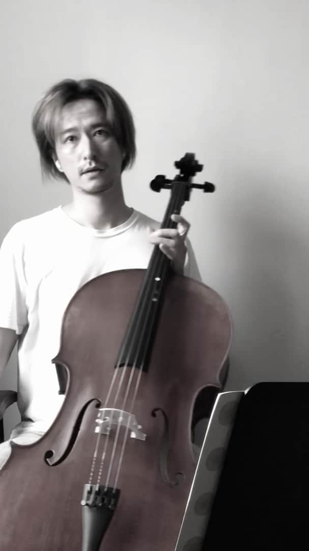 秋山真太郎のインスタグラム：「196日目✨Day196✨ If a 38-year-old man who can't read musical score suddenly starts playing the cello🎻 again and again🏃‍♂️ #チェロ#cello#ユーモレスク#ドヴォルザーク#humoresque#dvorak#첼로#클래식」