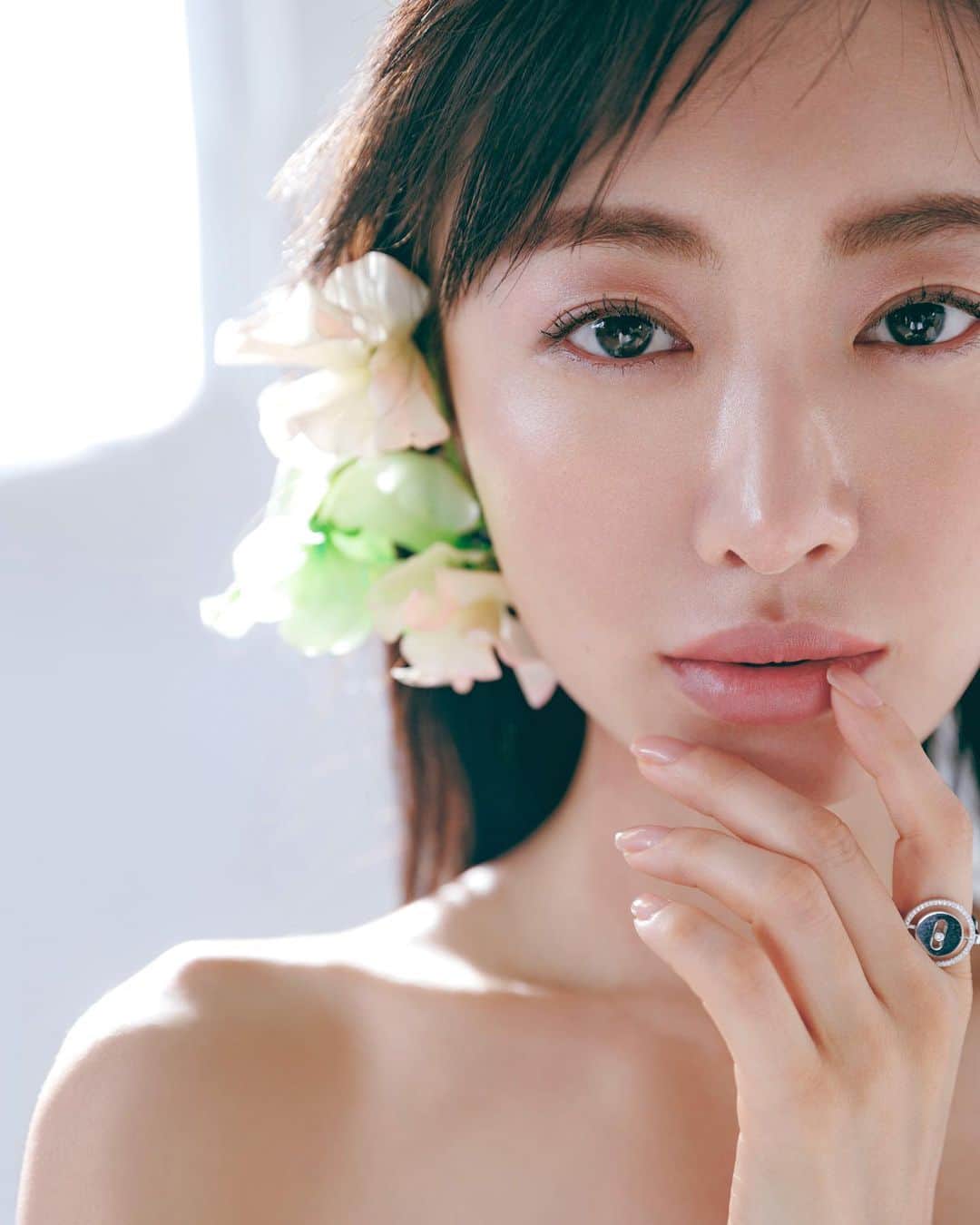 柴田フミコのインスタグラム：「松本まりかさん  きれい  MAQUIA4月号です よかったら見てください  #松本まりか #MAQUIA #表紙 #fumikoshibata #柴田フミコ」