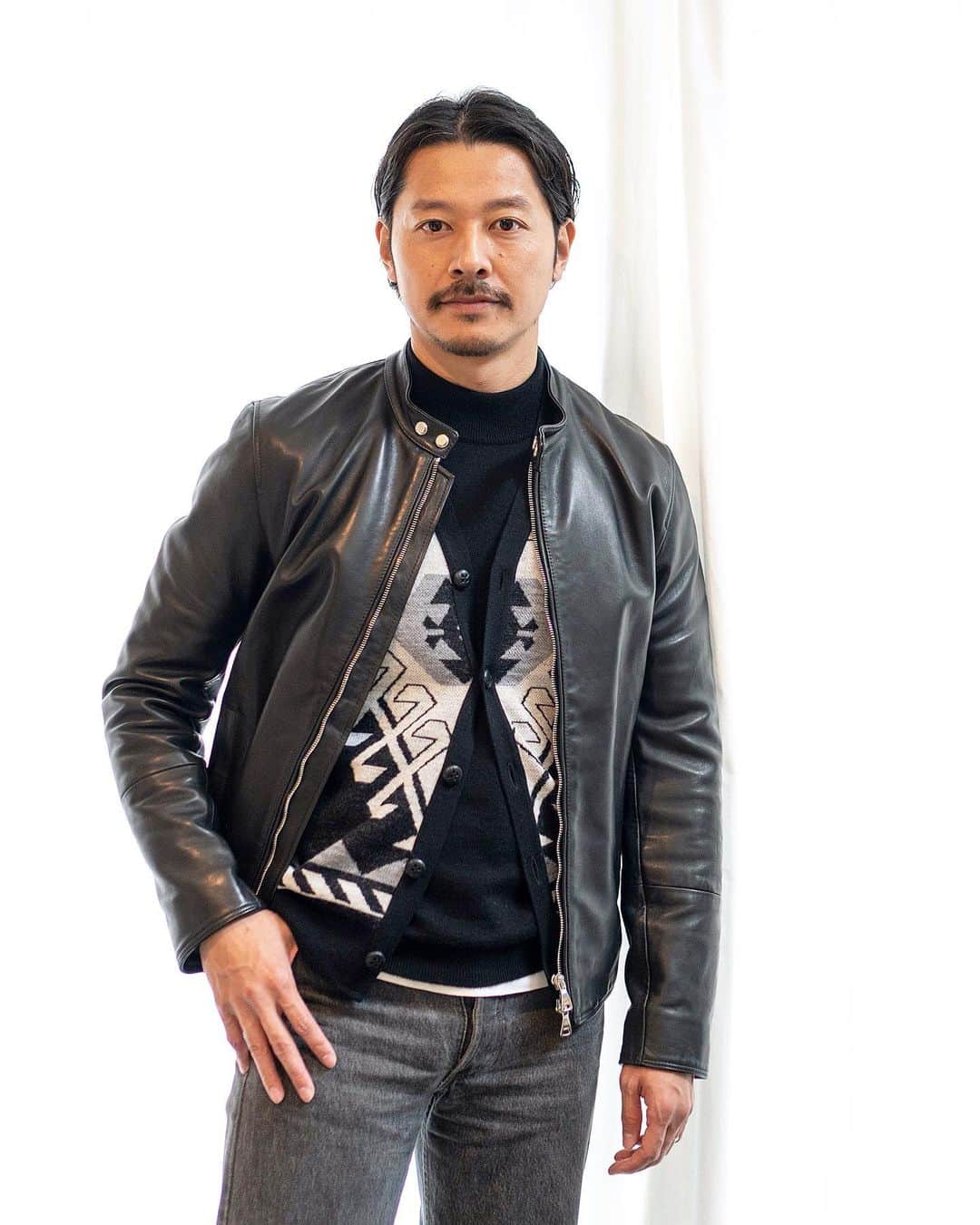 高田朋佳のインスタグラム：「色使いを抑えて柄で遊ぶ。 モノトーンのコーディネートに変化を付ける際に差し色を入れるのも良いですが、こんな柄モノを取り入れてみるのも新鮮ですね。  ———————————————————————— #vandori  #dressstyle #elegantstyle #modernclassicstyle #newclassicstyle #fashion #mensfashion #mensdressstyle #suitsstyle #dapperstyle #takadachannel」