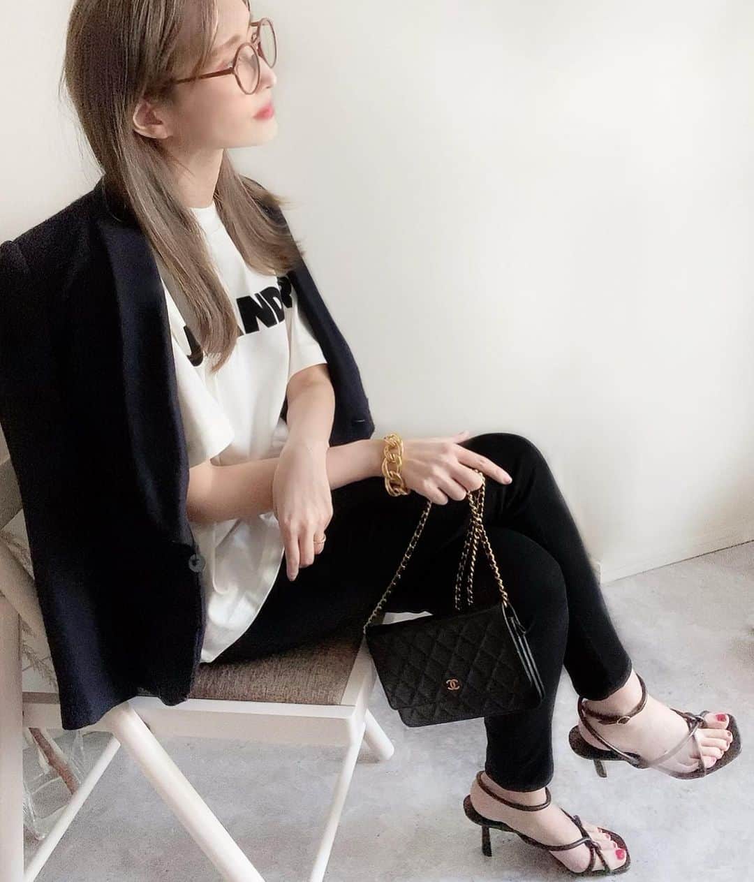 *✭ᏋണᎥ✭*のインスタグラム：「ㅤㅤㅤㅤㅤㅤㅤㅤ ㅤㅤㅤㅤㅤㅤㅤㅤ シンプルコーデ☺︎ ㅤㅤㅤㅤㅤㅤㅤㅤ 今日とてもあったかくて気持ちよかった🥺 って言っても外出たの5分位😂 ㅤㅤㅤㅤㅤㅤㅤㅤ ㅤㅤㅤㅤㅤㅤㅤㅤ #jilsander #chanel#neous#chiekoplus #tee#tシャツコーデ #ジルサンダー#シンプルコーデ#大人コーデ#大人カジュアル#パンツコーデ#166cm#166cmコーデ#モノトーンコーデ #partegram#locari #高身長コーデ」