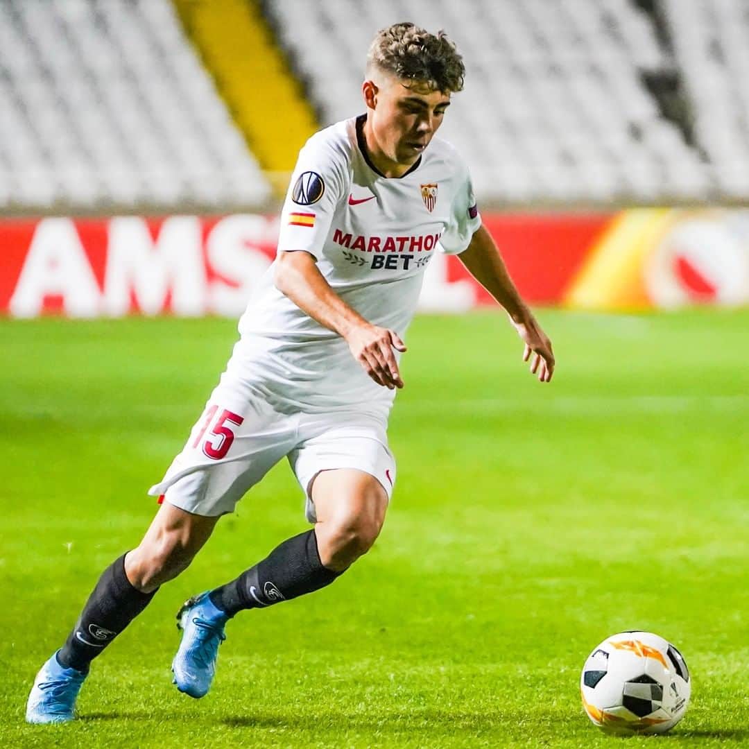 セビージャFCのインスタグラム：「Mᴜᴄʜᴀs ғᴇʟɪᴄɪᴅᴀᴅᴇs, Pᴏᴢᴏ‼️🥳🎂   Un abrazo fuerte desde Sevilla. ❤️  #WeareSevilla」