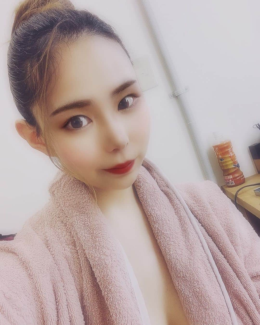 吉根ゆりあさんのインスタグラム写真 - (吉根ゆりあInstagram)「今日のおゆりです。おだんご☺️ どんな作品か予想してみてね!(ヒント少なすぎ) #吉根ゆりあ  #av女優  #撮影終わったよ  #お団子ヘア🍡  #ドーナツ食べた」2月22日 19時00分 - julia_yoshine