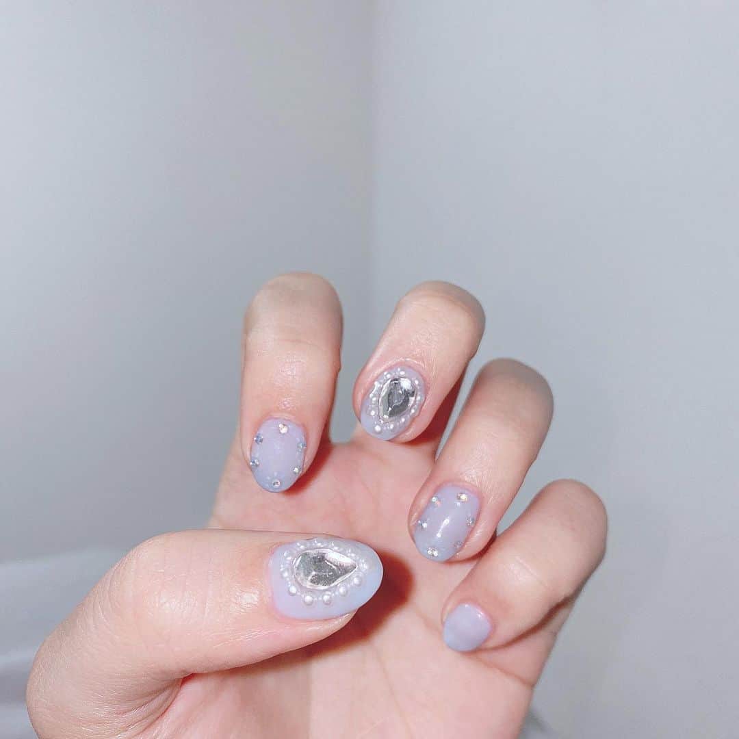 RIiNAのインスタグラム：「♡New nail♡ . @miezenail さんでしゅりたんと一緒にネイルしてきた❕ 久々のネイルやっぱテンションあがる🥺 くすみブルーのきらきらネイル💎 ありがとうございました♡ . いつもと違うメイクした！ ネイル甘いのに顔がいかつめ🤣 . #ミーツェネイル #nails #ストーンネイル #ブルーネイル」