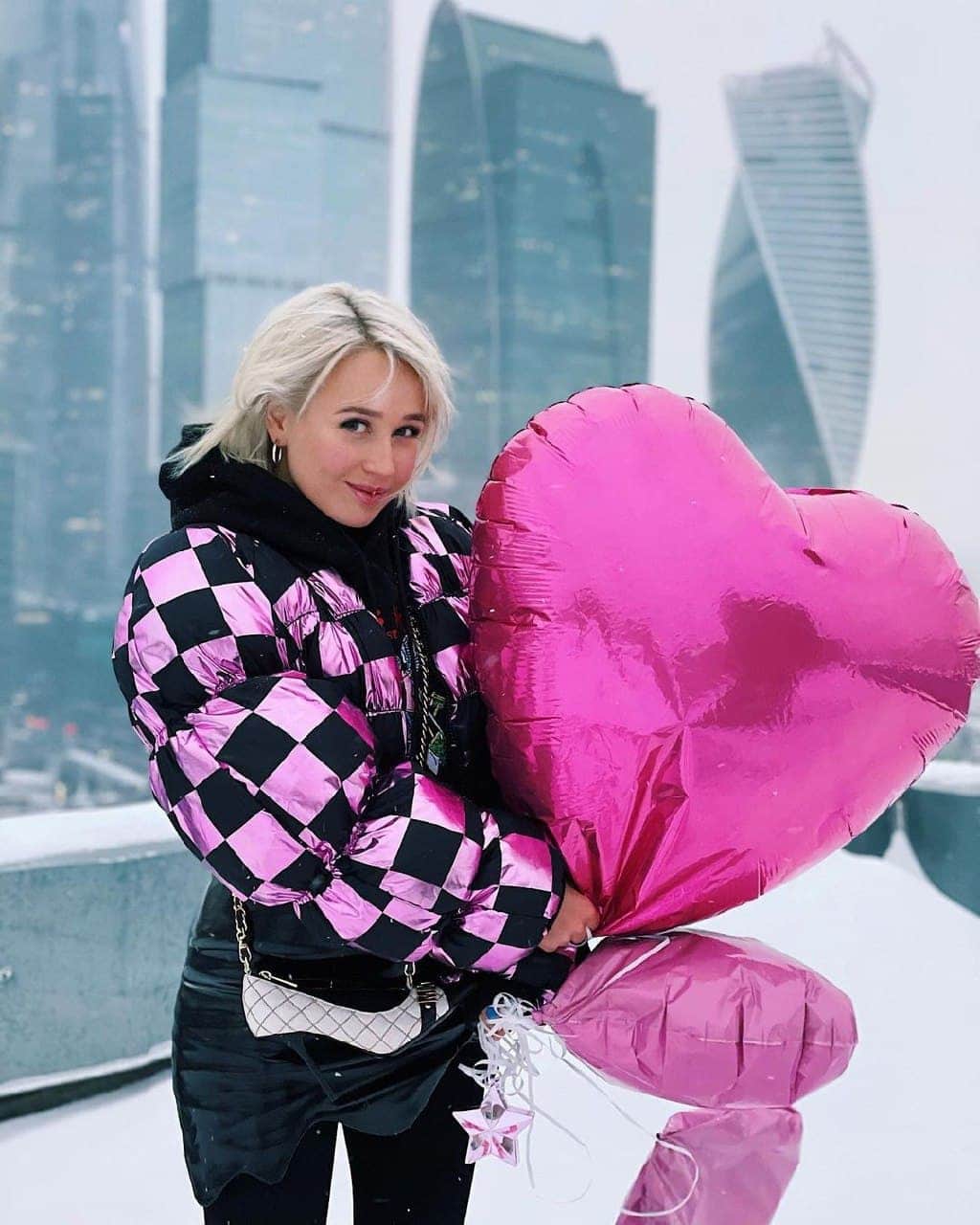 RU.TVさんのインスタグラム写真 - (RU.TVInstagram)「💕 Цвет настроения — розовый! ⠀ 😇 Отправляй в комментарии эмоджи своего любимого цвета! ⠀ #rutv #рутв #клавакока @klavacoca」2月22日 19時01分 - ru_tv