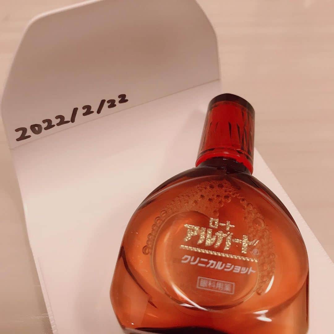 春奈るなのインスタグラム：「目が痒すぎて目薬買ってきたんだけど、油性マジックでケースに使い始めの日を記入したら書き間違えて一年先の未来に来ちゃったけどまあいいや  #目薬  #目が痒い😣」
