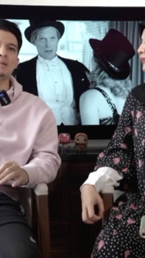 Zaskia Sungkarのインスタグラム：「Aku di rumah habisin waktu santai sambil nonton series terus iseng buat challenge #WandaVision @DisneyPlusHotstarID heheheh Aku ajak @irwansyah_15 bikin challenge ini buat ungkapin yang sesungguhnya tentang kita berdua!  Aku atau irwan yaaa yang lebih bisa jaga rahasia? 😝」