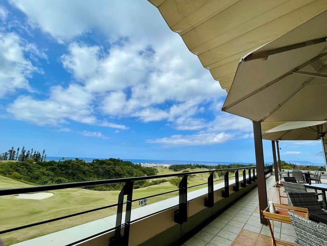 清水直行のインスタグラム：「こんなに天気が良かったのになぁ  #pgm #pgmゴルフリゾート沖縄  #golf  #沖縄 #沖縄ゴルフ #ゴルフ  #ゴルフ場 #ゴルフ場の景色  #空 #そら #sky #雲 #くも #clouds  #⛳️ #🏌️‍♂️」