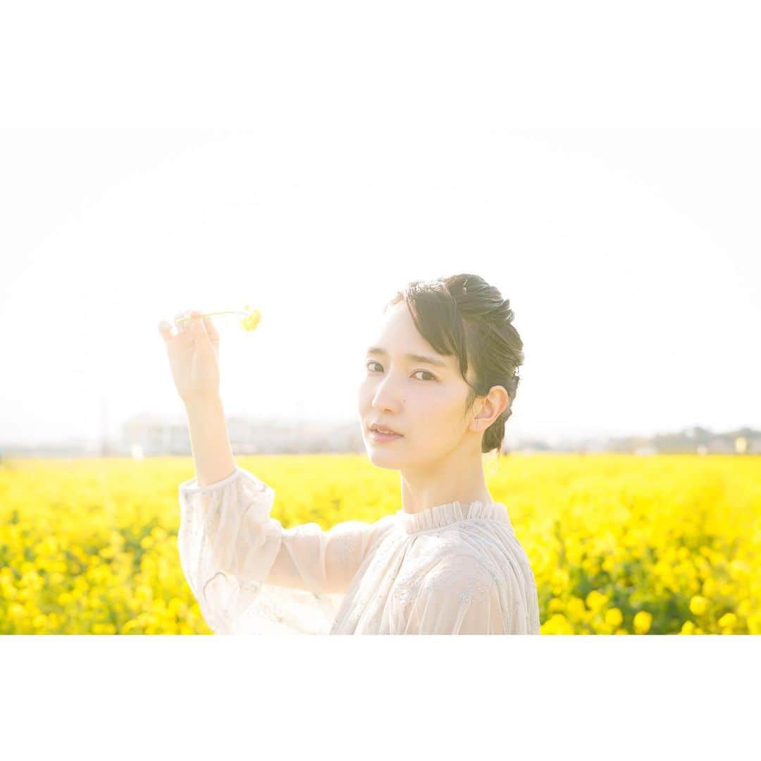 南壽あさ子さんのインスタグラム写真 - (南壽あさ子Instagram)「黄色でいっぱい。  あたらしいプロフィール写真が公開されました。  同時に、3/24に新曲「あなたがいる」が配信限定リリースされることを発表！！  さまざまなニュースサイトさんで記事掲載していただいています。  うららかな日に発表となり嬉しいです。このお花はもちろん、千葉県と関係のあるあの花です💐  #新曲 #新曲発表 #あなたがいる #ニュース #千葉 #菜の花 #菜の花畑 #菜の花ばたけ #春」2月22日 19時09分 - nasuasaco
