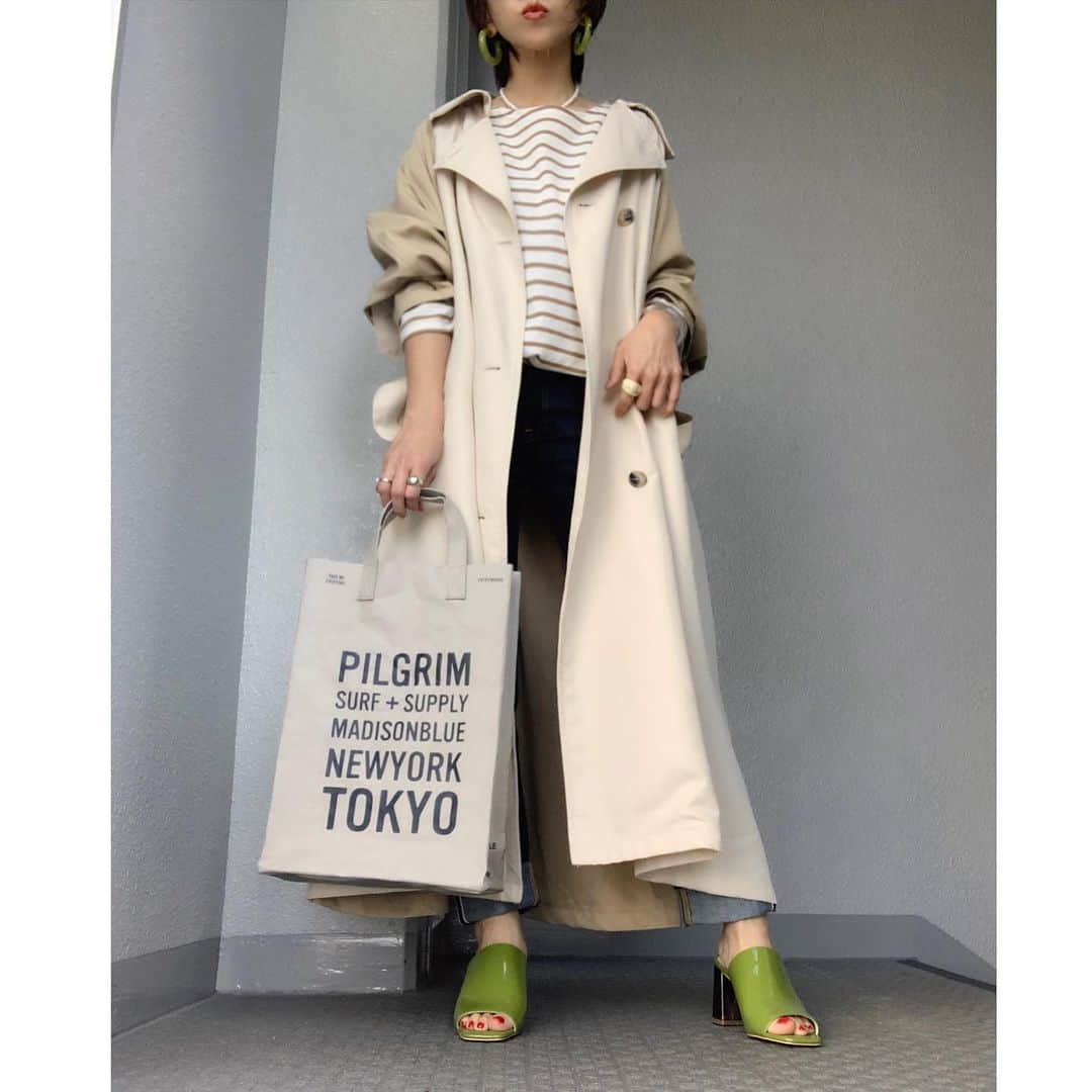のインスタグラム：「本日はトレンチ日和だった--☀️.°  @birthdayroom_official さんのツイルラグラン配色トレンチコートはホント配色が可愛い🤍!! 優しいベージュのバイカラーが主役級な可愛いさ🤍‧✧̣̥̇‧ これさえ羽織れば間違いないやつ🙈🤍!!  軽くてサラッと羽織れるのがいいね👍🏻  本日クーポン出てましたよ😊‧✧̣̥̇‧  coat.pierce.ring➸#birthdayroom  T➸ #pierrot_shop  pants➸#uniqlo  shoes➸#sly bag➸#pilgrimsurfsupply ×#madisonblue   #birthdayroom #code #pr #coordinate #ootd #outfit #mylook #ママ #コーデ  #mineby3mootd #like4like #お洒落さんと繋がりたい #ビュースタグラマー #ponte_fashion #chao_app  #156cm #156cmコーデ  #ショート #ショートヘア #ショートボブ  #トレンチコート」