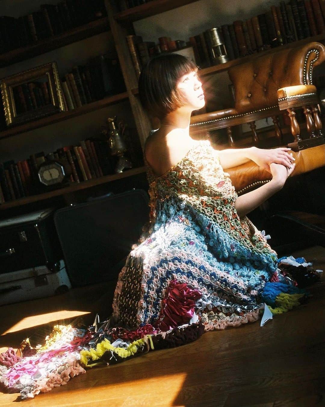永原真夏さんのインスタグラム写真 - (永原真夏Instagram)「あたらしいアーティスト写真のお衣装は、千紘ちゃん(@knitchihiro )の作品です🫀 ひかりにきらきらするの！ 美しいものはたくさんあるなあ、糸を編んだらドレスになる、言葉を編んだら詩になって、音を編んだらメロディに、ビートに、アンサンブルになる あたりまえだがうつくしいこと」2月22日 19時09分 - suika1ban