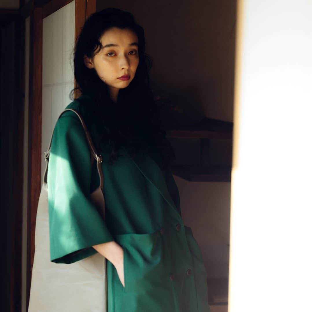 ADINA MUSEのインスタグラム：「2021 spring collection "Less is More"	  item:V WASH TOTE MADE IN JAPAN product number:JE1102M color:TAUPE price:￥21,000⁺TAX    photo:@artratio     #adinamuse#adinamusebag#アディナミューズ#アディナミューズバッグ#VWASHTOTEMADEINJAPAN#ヒーコ#21ss#lessismore」