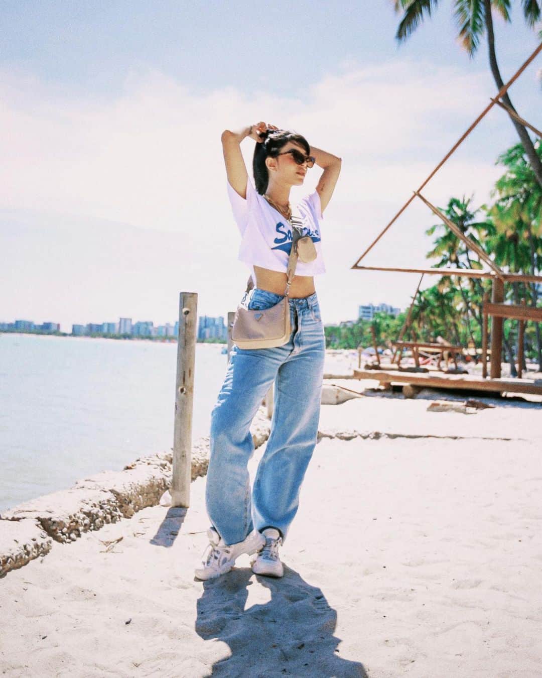 Gabriela Salesのインスタグラム：「“Wide jeans, wide life”. O que isso significa não sei, porém achei vibes kkk. Ela é poliglota elah 😂 Close de um dia desses aí 😜」