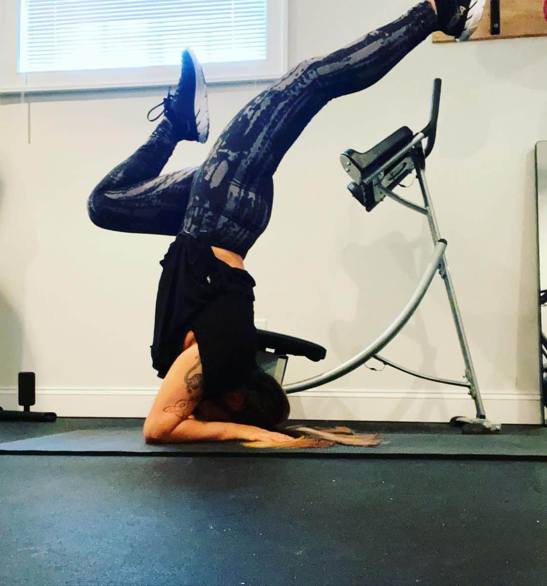ニコール・ ポリッツィのインスタグラム：「Stretching & Balance work has def helped me get my energy back🙏🏽🤸🏽‍♀️」
