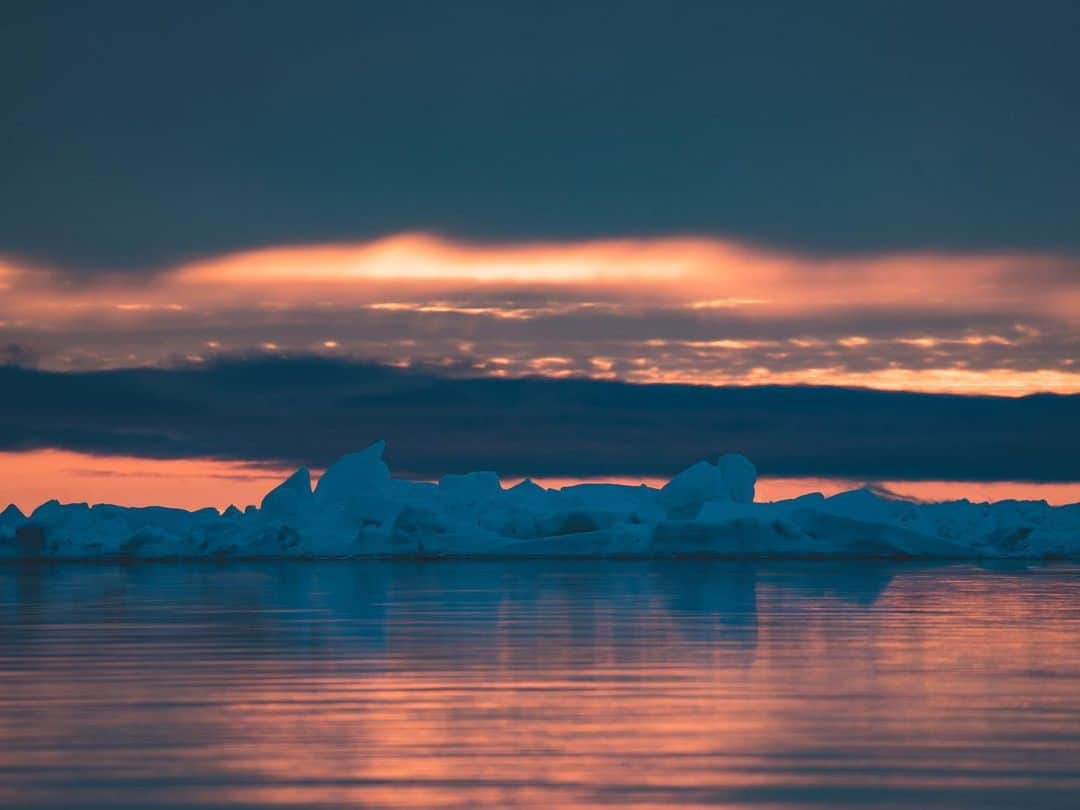 ナショナルジオグラフィックさんのインスタグラム写真 - (ナショナルジオグラフィックInstagram)「Photos by @renan_ozturk / Slices of life, breathing ice, dancing water, ambulating around the Arctic midnight sun. Follow @renan_ozturk for more from the far north. #actonclimate #turningthetide」2月23日 4時37分 - natgeo