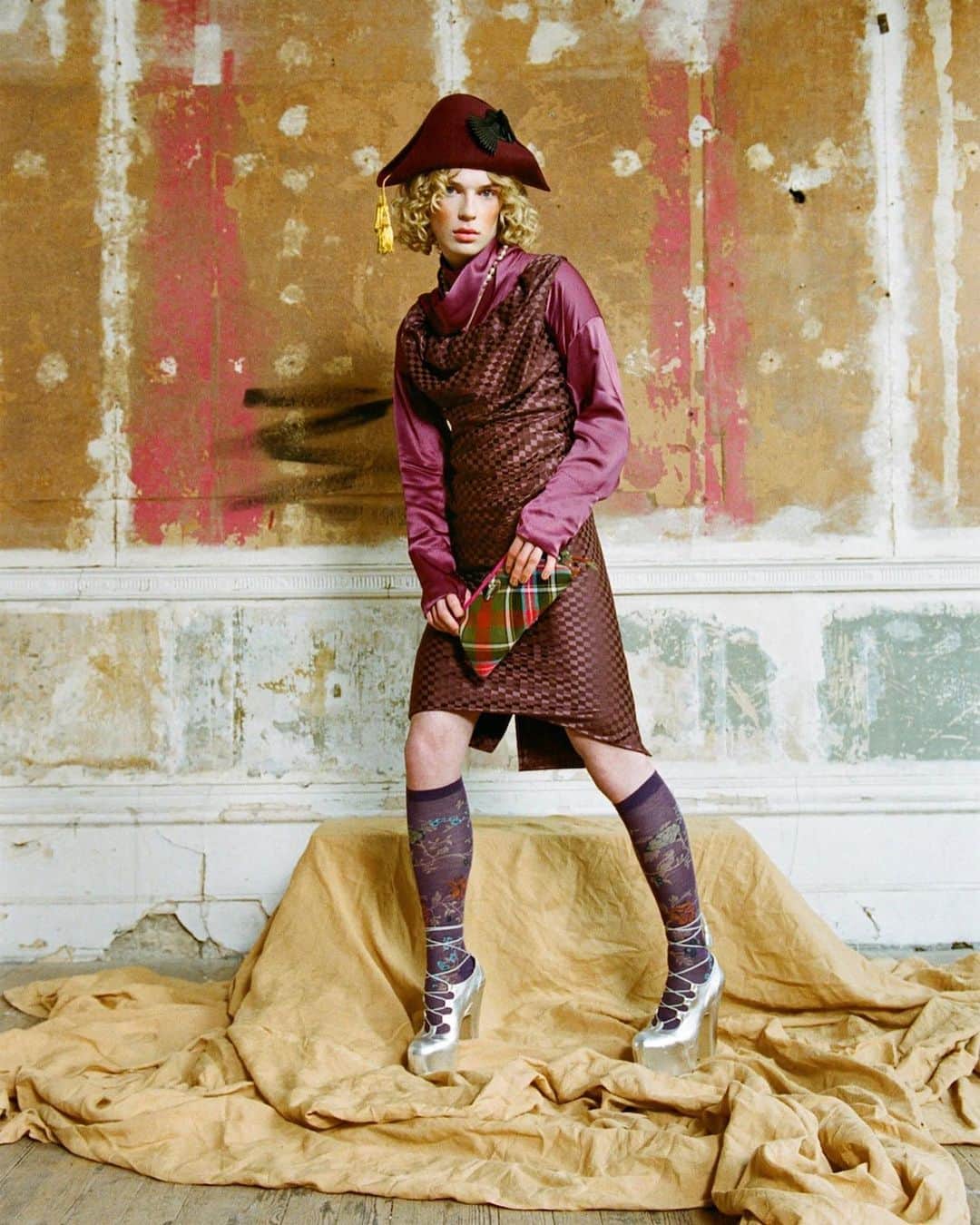 AnOther Magazineさんのインスタグラム写真 - (AnOther MagazineInstagram)「Sensuality and sustainability collide in @viviennewestwood’s latest collection ⁠⁠ ⁠⁠ Revealed via a series of lavish images photographed by Alice Dellal and styled by AnOther’s fashion director (menswear), Ellie Grace Cumming, the house’s Autumn/Winter 2021 offering takes inspiration from François Boucher’s erotically-charged 1743 painting, Daphnis and Chloe. Link in bio 📲⁠⁠ ⁠⁠ 📸 is Vivienne Westwood Autumn/Winter 2021, photography by @alicedellalphotography and styling by @elliegracecumming」2月23日 4時37分 - anothermagazine