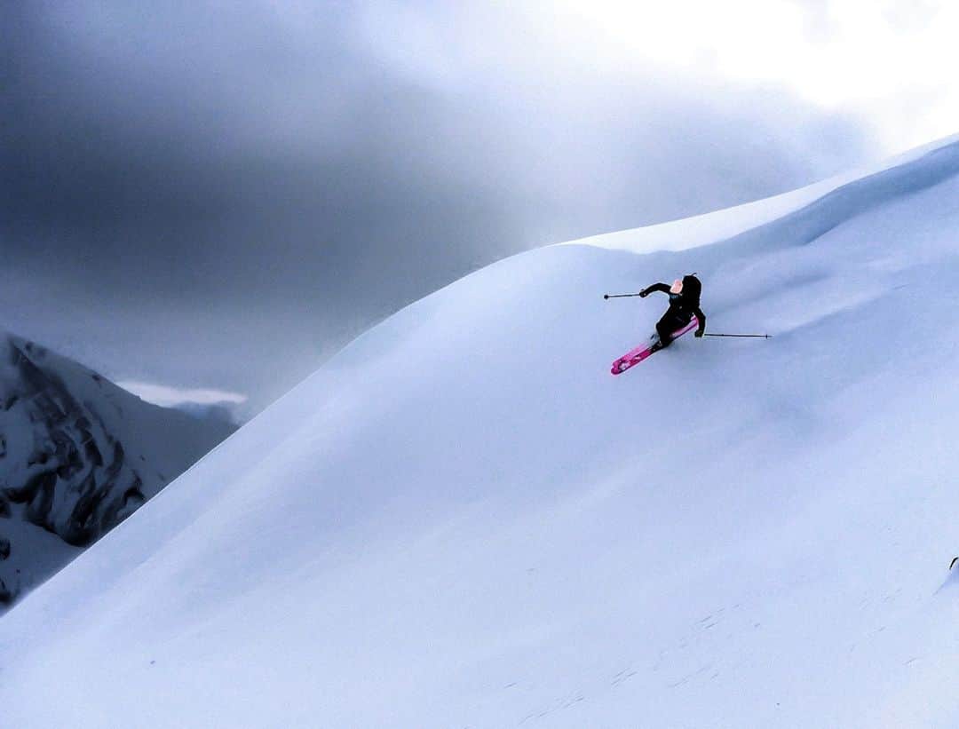マーモットのインスタグラム：「"I hadn't skied outside of Michigan until I moved to Colorado in 2010. It was here where I *truly* learned to ski. I remember hating powder days, as I had zero technique for skiing deep snow. But I constantly got out with people who were better than me, and it was in trying to keep up that I progressed." -Marmot Club Ambassador Meredith Drangin/@meredithdrangin  #andplay #marmotpowclub #marmotclubambassador   Photo: @bfredlund」