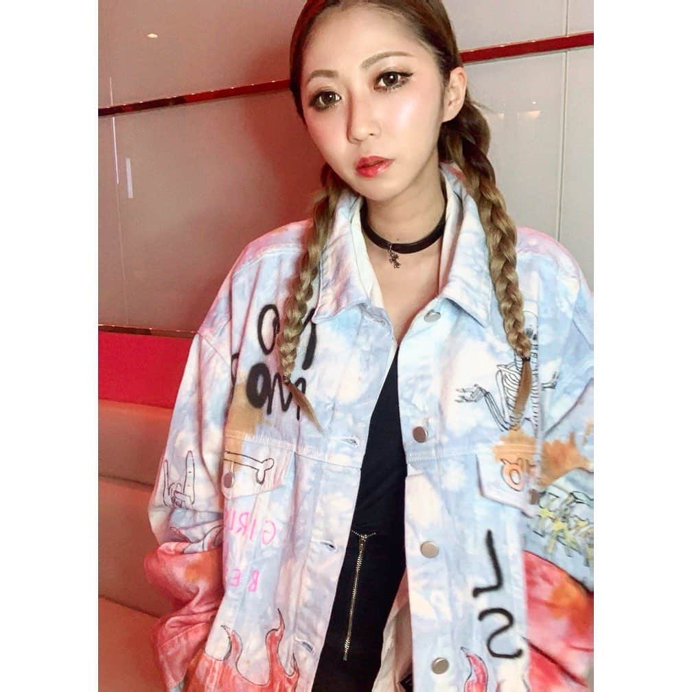 葉月樹里のインスタグラム：「派手派手やけどお気に入りのジャケット🧥✨  . .  @kodakumi_official 様と同じジャケットって知ってテンアゲ❤️  . . .  #葉月樹里 #soiréeine #ソワレーヌ #altopino #アルトピノ #selectshop #chromehearts #クロムハーツ #セレクトショップ #倖田來未 様 @kodakumi_official #ずりおコーデ」