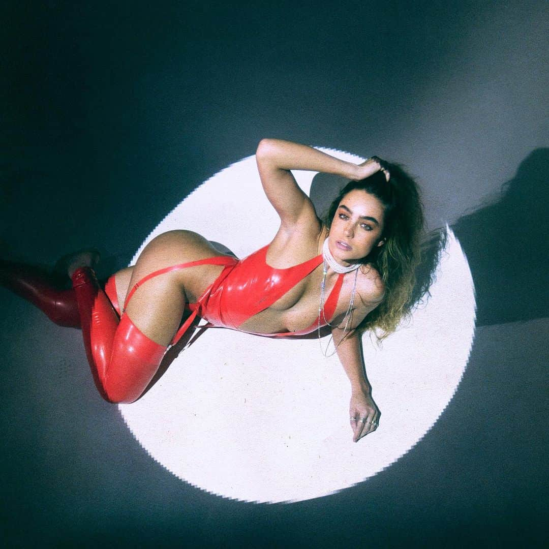 Sommer Rayさんのインスタグラム写真 - (Sommer RayInstagram)「i wanted to post these on valentines but did the shoot too last min soooo happy valentine’s day guysss hahaha 😬😛🌹   @36neex  @naomizinns」2月23日 4時52分 - sommerray