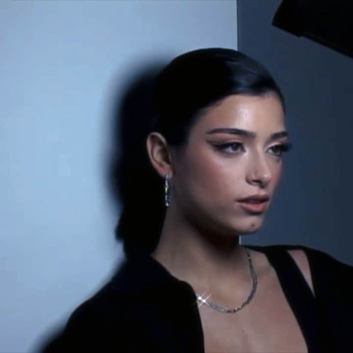 Bryant Eslavaのインスタグラム：「/ HEY EVERYONE- i know i haven’t been posting much recently but i wanted to show you a little clip of a video i did with @dixiedamelio 🦋   I want to change things up in 2021 and do more clips like this for all of you✨  • if you read this long caption- comment “love” ❤️」