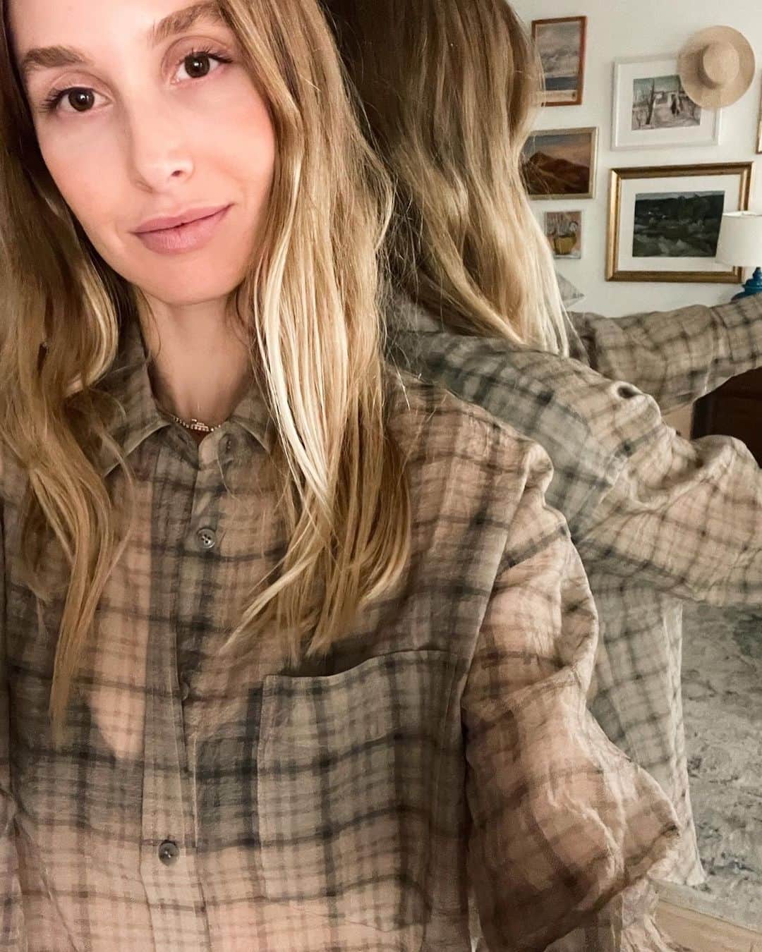 ホイットニー・ポートのインスタグラム：「@jadeportrobbins is here and after a week of ordering dinner every night, we decided to go out. So this is my going out-look.  ⠀⠀⠀⠀⠀⠀⠀⠀⠀ My skin has been SOOOOOOOOO dry lately. Has yours? Like peeling off non-stop ( especially around my chin ), so hydration has been my number one priority. In the mornings, I haven't been washing my face the traditional way because that sort of strips my skin. I take a cotton pad and wet it with either @biodermausa micellar water or @bioeffectofficial essence and then immediately use my hyaluronic, eye cream and moisturizer. I have been trying just to stick to those products during the day. Luckily, I have nowhere to be so I can keep my skin clean.  ⠀⠀⠀⠀⠀⠀⠀⠀⠀ In terms of my hair, I am super Au Naturale these days.  No color, no heat, just some @oribe products, some scrunching, and my @foreverymuse clips to set my hair in the front.  ⠀⠀⠀⠀⠀⠀⠀⠀⠀ What do you add to your winter skin routine for extra hydration? ⠀⠀⠀⠀⠀⠀⠀⠀⠀ Using: @merit mascara @ctilburymakeup blush in love glow @tula skincare face filter #lucaspawpaw ointment on my lips @oribe serene scalp thickening spray and run through detangling primer」