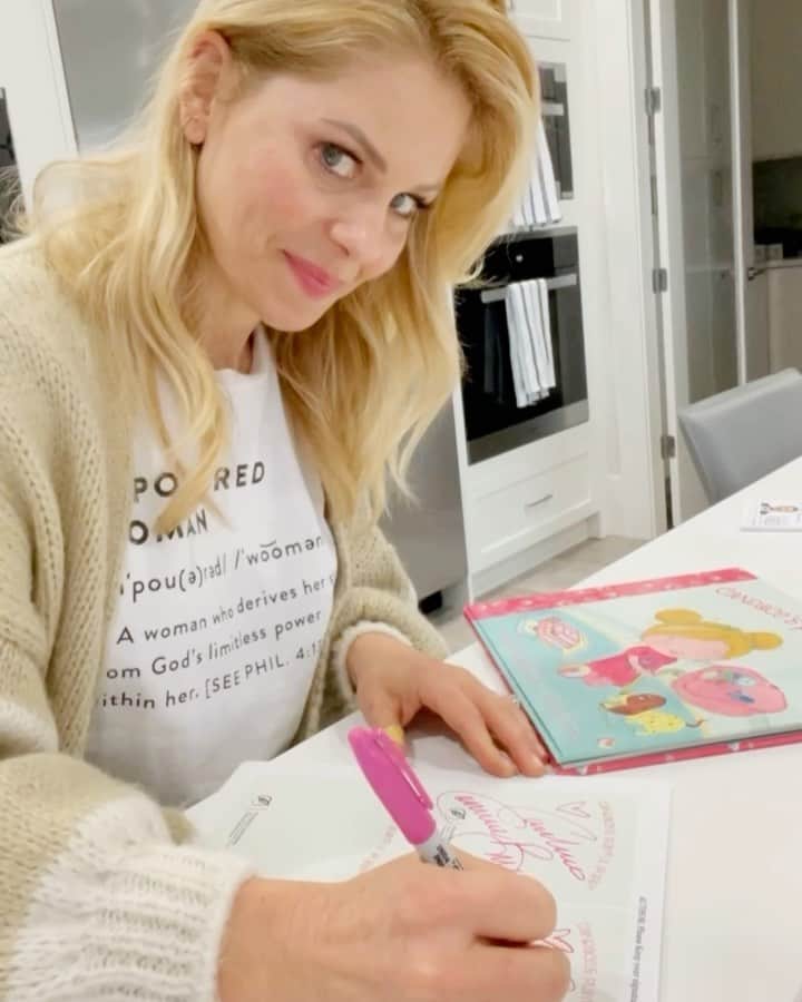 キャンディス・キャメロン・ブレのインスタグラム：「Still signing all the bookplates you guys ordered for ‘Candace’s Playful Puppy’ 🙌🏼💓, and making sure every signature is filled with love 😉 If you want your very own signed copy, click the link in my bio or head to premierecollectibles.com/puppy #candacesplayfulpuppy」