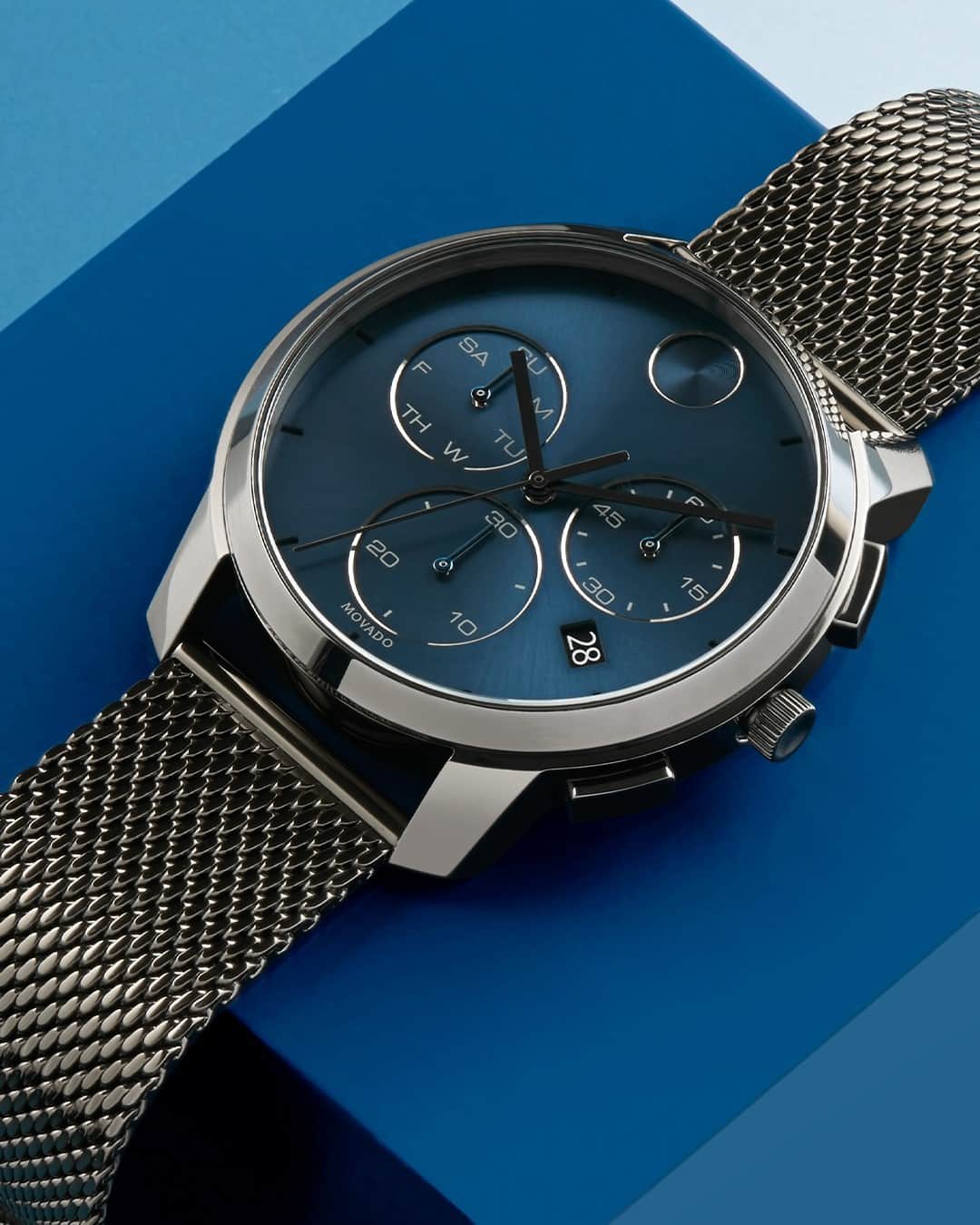 モバードのインスタグラム：「Time to treat yourself? Just say yes to this #MovadoBOLD Thin timepiece with a blue chronograph dial and stainless-steel mesh strap. Shop it today on movado.com.」