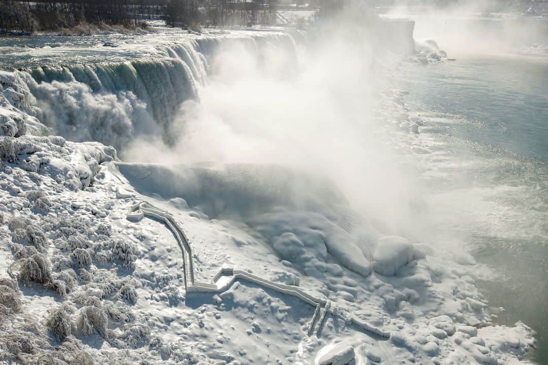 ルモンドのインスタグラム：「Alors que la vague de froid qui touche les Etats-Unis crée des situations difficiles dans les Etats peu habitués à de telles températures, comme au Texas où de nombreux foyers sont toujours privés d’eau et d’électricité, elle offre par ailleurs un spectacle féérique aux chutes du Niagara, entre les lacs Érié et Ontario, à la frontière entre le Canada et l’Etat de New-York. Les cascades y sont en effet partiellement prises par la glace, pour le plus grand bonheur des visiteurs.⁣ L’évènement n’est pas rarissime, il suffit d’une température de l’ordre de -5 degrés Celsius durant plusieurs jours, ce qui est relativement courant l’hiver dans cette région, mais ce spectacle très photogénique attire à chaque fois un grand nombre de touristes. L’eau de la rivière Niagara continue néanmoins de couler, à son débit de saison qui est de 5 720 m3/s, réparti entre les trois cascades du site: Les « Chutes Américaines », le « Fer à Cheval » et le « Voile de la Mariée ». Les chutes d’eau n’ont été gelées entièrement qu’une seule fois dans l’histoire récente, en 1848.⁣ -⁣ Les « chutes américaines » (American Falls) aux chutes du Niagara aux Etats-Unis le 21 février. Photo : Lindsay Dedario (@lindsaydedario) / Reuters (@reuters)⁣ -⁣ #climat #niagarafalls #USA #froid」