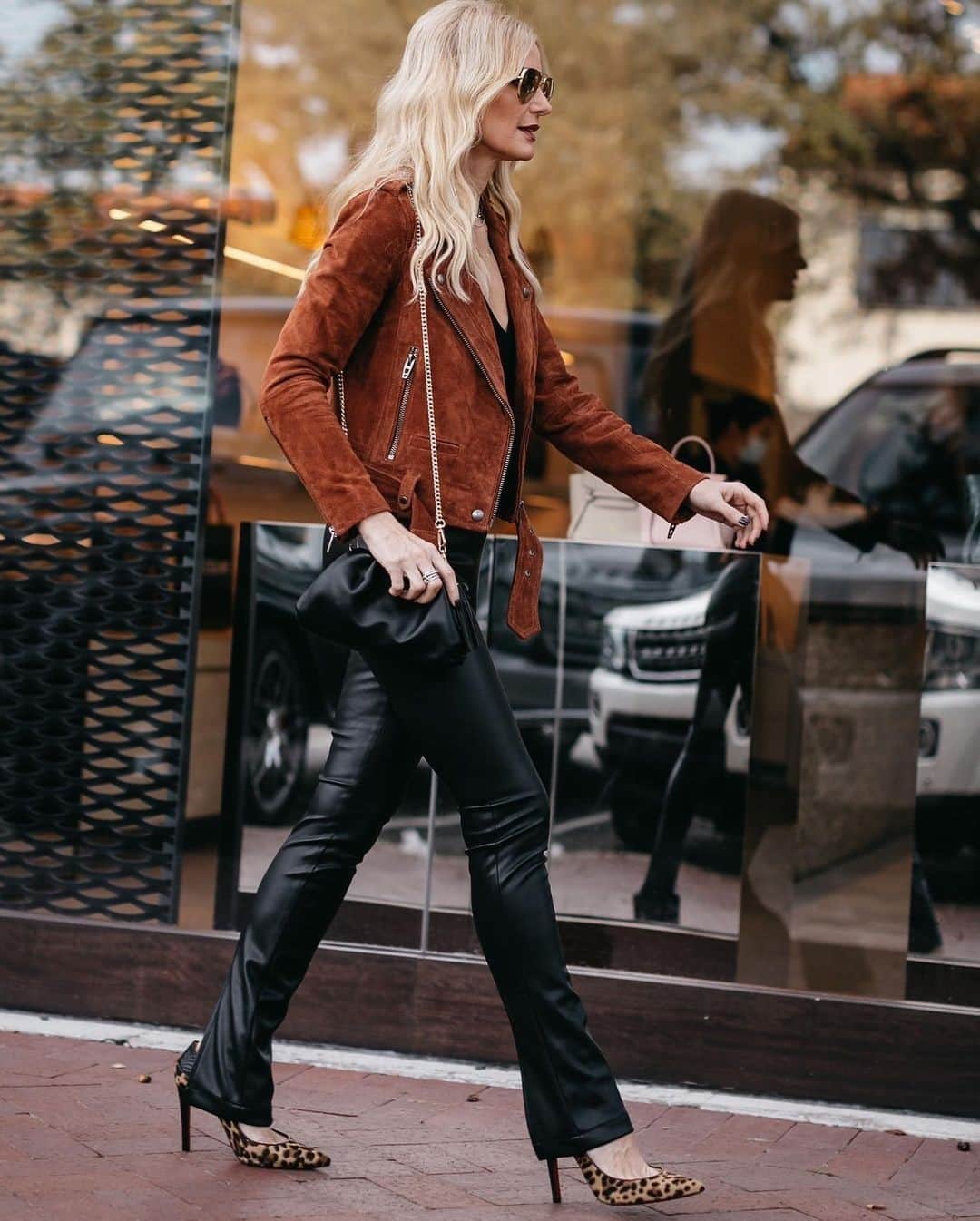 ベイリー44のインスタグラム：「Strutting in style. The Lela Vegan Leather Pants on the stylish @soheatherblog!⁠ ⁠ #BAILEY44 #B44STYLE #LINKINBIO #TAPTOSHOP」