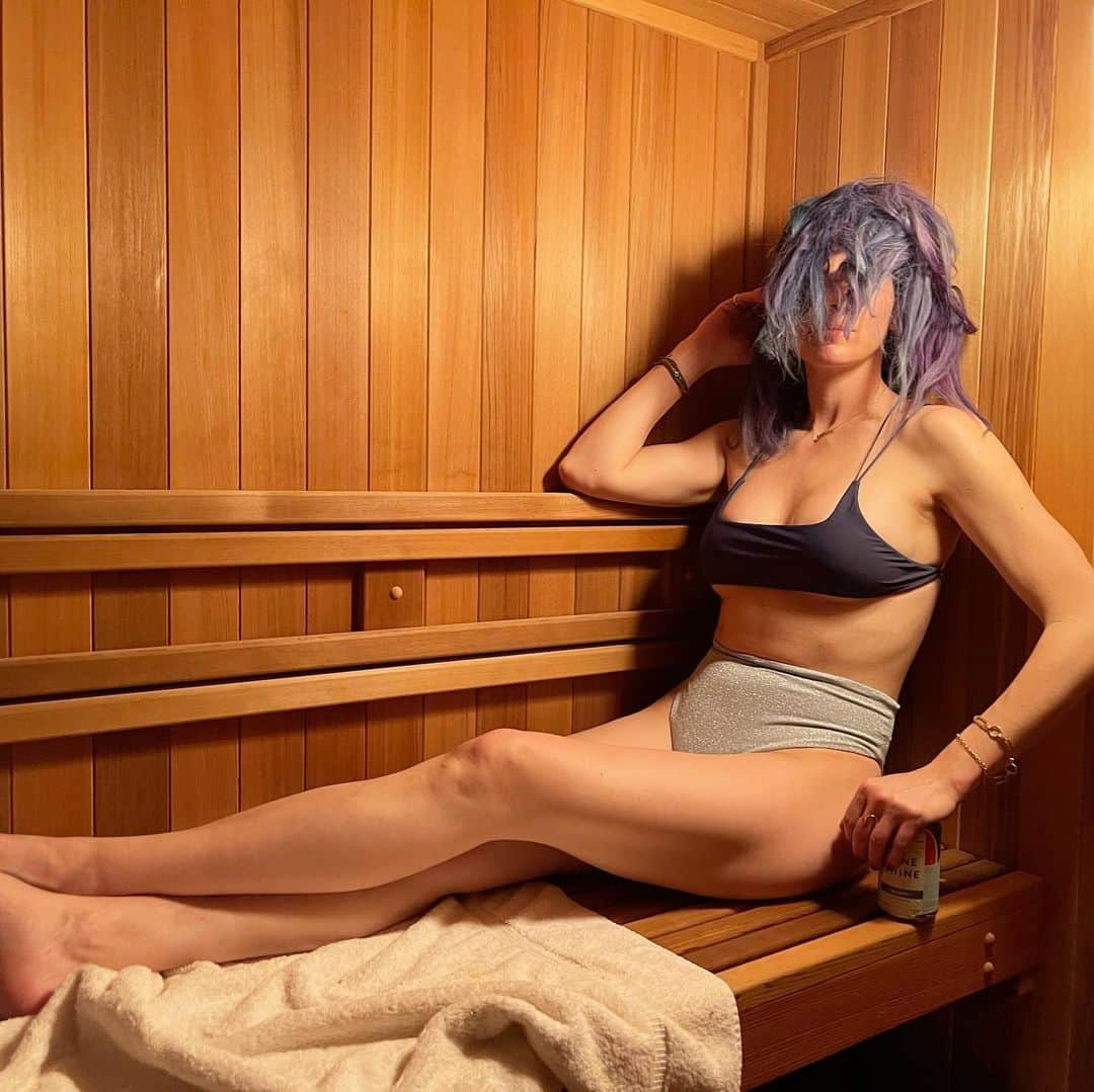 ウィットニー・カミングスのインスタグラム：「What does it mean that when you dye your hair blue and think everything else you wear needs to also be blue? A manic break? Or do I need to take a break from being manic?」