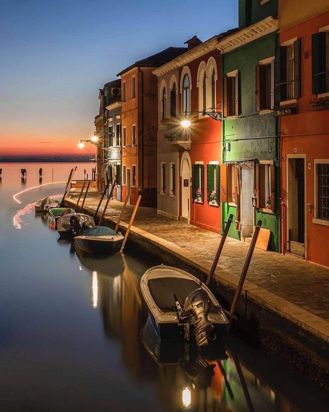 イタリア政府観光局 東京支局のインスタグラム：「心躍る色がある場所😘  #ブラーノ #Burano #ilikeitaly #loveイタリア #Venezia #ヴェネツィア @italiait  @veneziaunica  @visitveneziaofficial @visitveneto  Special Thanks to 😘　📷 @squalo60」