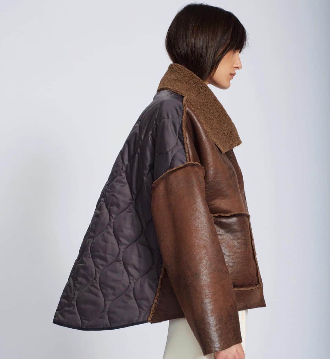 コレクションプリヴェのインスタグラム：「collection PRIVĒE? FW 21/22  Our iconic eco-shearling style with black padding!  • • • • • #newcollection #collectionpriveeofficial #ecoshearling #fashionista #veganleather #iconic #padding #womenswear #womenscoat #fw2122 #madeinitaly #contemporary #style #mfw #ecoleather #rtw #totallook #jacket」