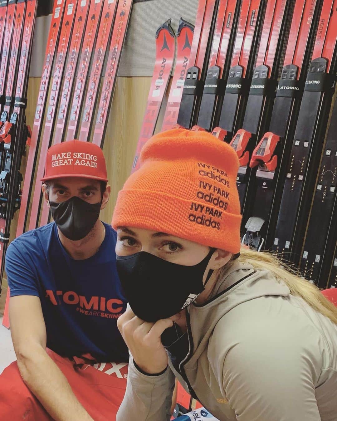 ミカエラ・シフリンのインスタグラム：「World Champs recap: 4 races = 4 medals with @strobljohann after all of his work in the ski room with my getaway sticks! Gotta say thanks to this amazing serviceman for sticking with me on this path through the ups and downs especially during the last year. His support and work has been one of the biggest reasons why I’ve been able to get back to ski racing at all, let alone back to a level of actually winning 4 medals. Let’s just say he’s a pretty awesome guy to work with. Thank You Johann and @atomicski 🙏🏻」
