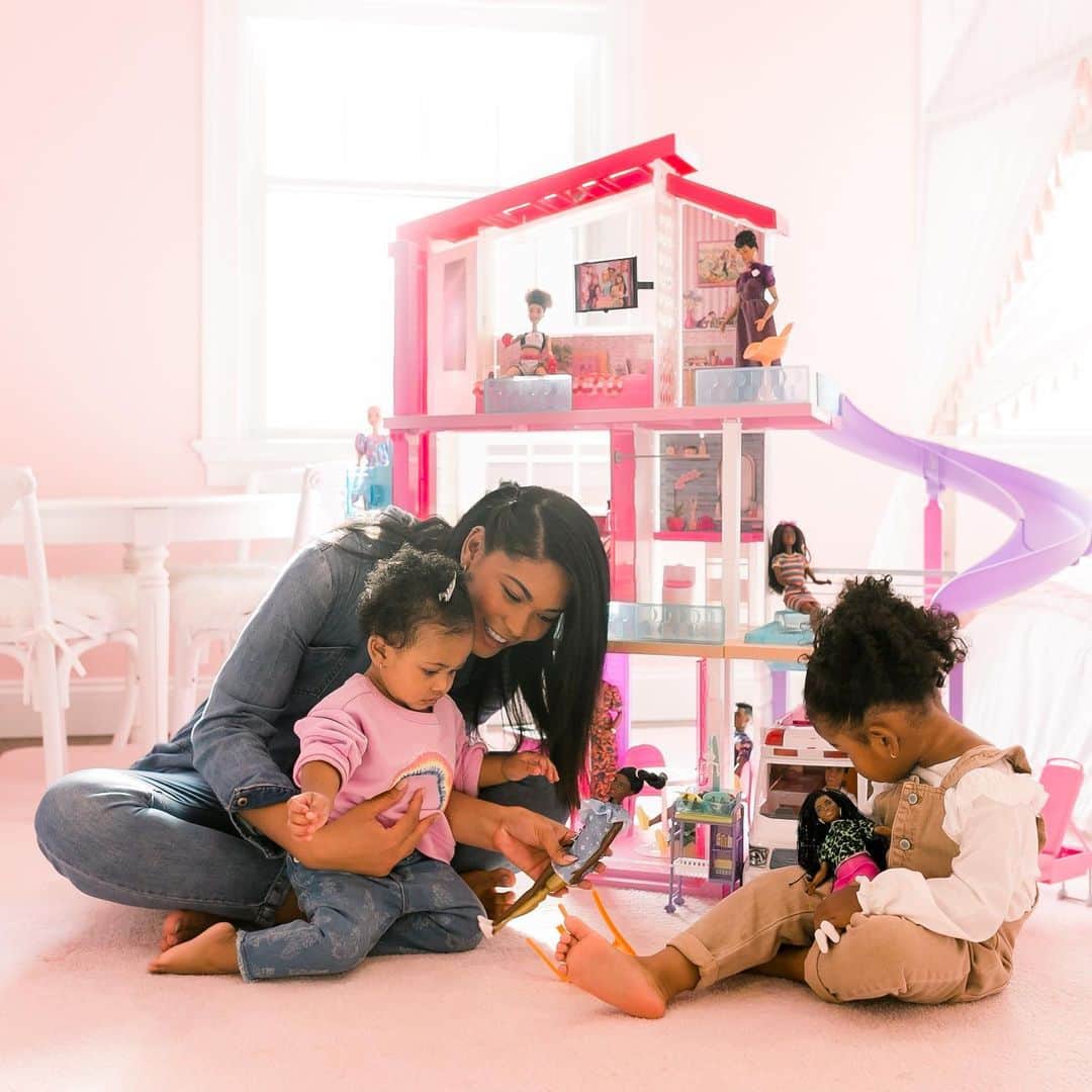 シャネル・イマンのインスタグラム：「Playing with my girls reminds me of the fun I had playing with my @Barbie as a child. #paidbarbiepartner During this Black History Month, Barbie is celebrating Black inspiring women and continues to showcase  different body shapes, hair textures, and skin colors. I’m glad to be able to let my girls play with these beautiful Black Barbies and know the dolls reflect them.  This is a partnership I’m proud of! #Barbie」