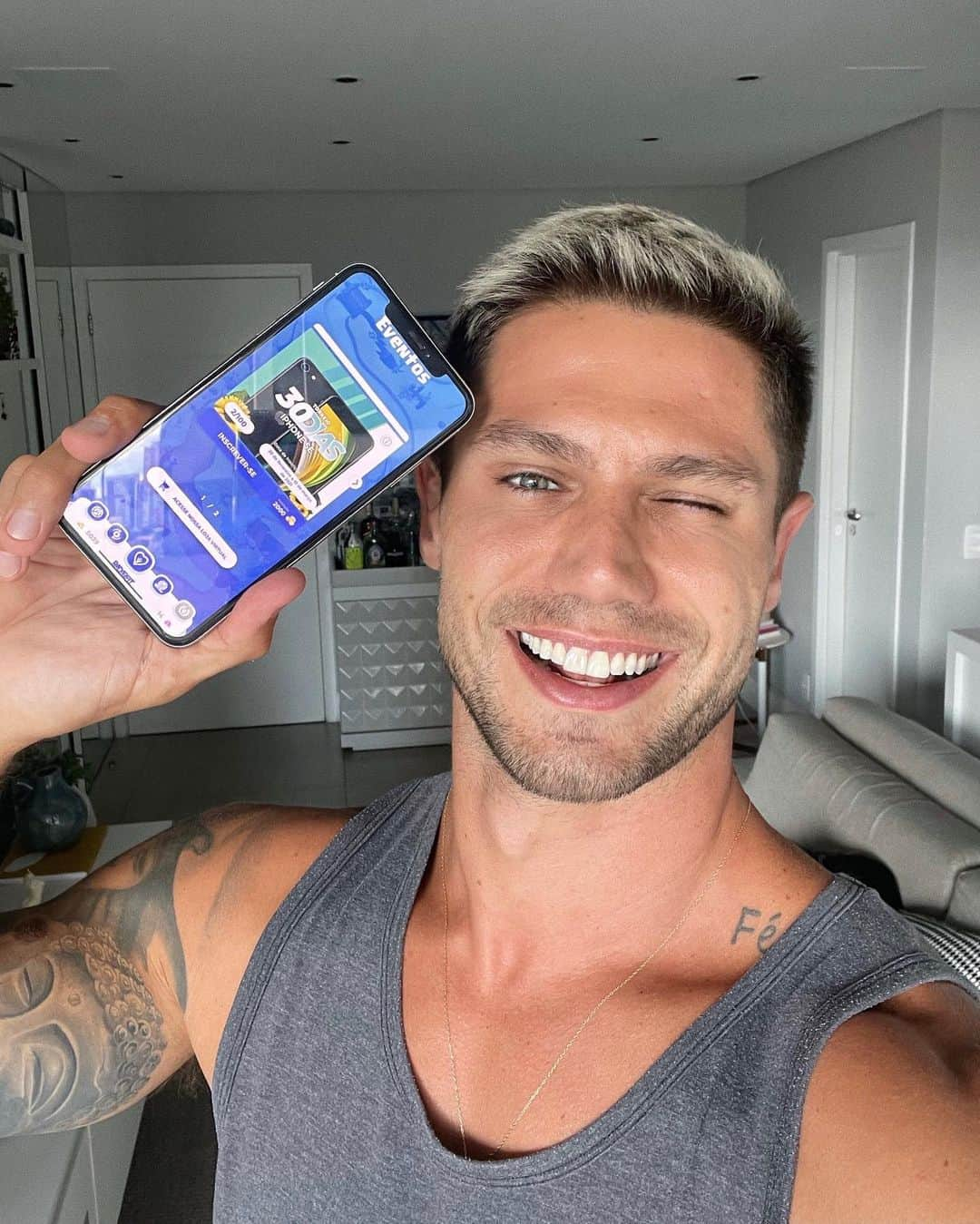 Jonas Sulzbachさんのインスタグラム写真 - (Jonas SulzbachInstagram)「Heyy!! Conhece o único game fitness que te dá prêmios de verdade pelos seus hábitos saudáveis? Então baixa o app da RadarFit, não perde tempo e se inscreve agora!!! As vagas são limitadas e o app é GRATUITO! Quero ver um dos meus seguidores levando um iPhone SE pra casa!  No app você tem:   - Treinos personalizados de acordo com seu objetivo e seu perfil físico.  - Ranking de competição fitness com os amigos. - Torneios que valem prêmios de verdade (iPhones, caixas de som, televisão e muito mais). - Orientação e dicas de alimentação saudável. Tá sendo incrível registrar os meus treinos diariamente e ver a minha evolução e, além de poder acompanhar meu progresso, eu levo um monte de prêmios pra casa. E ahhh, não posso me esquecer, sempre tem torneio valendo prêmios lá no app!   #publ」2月23日 5時15分 - jonassulzbach