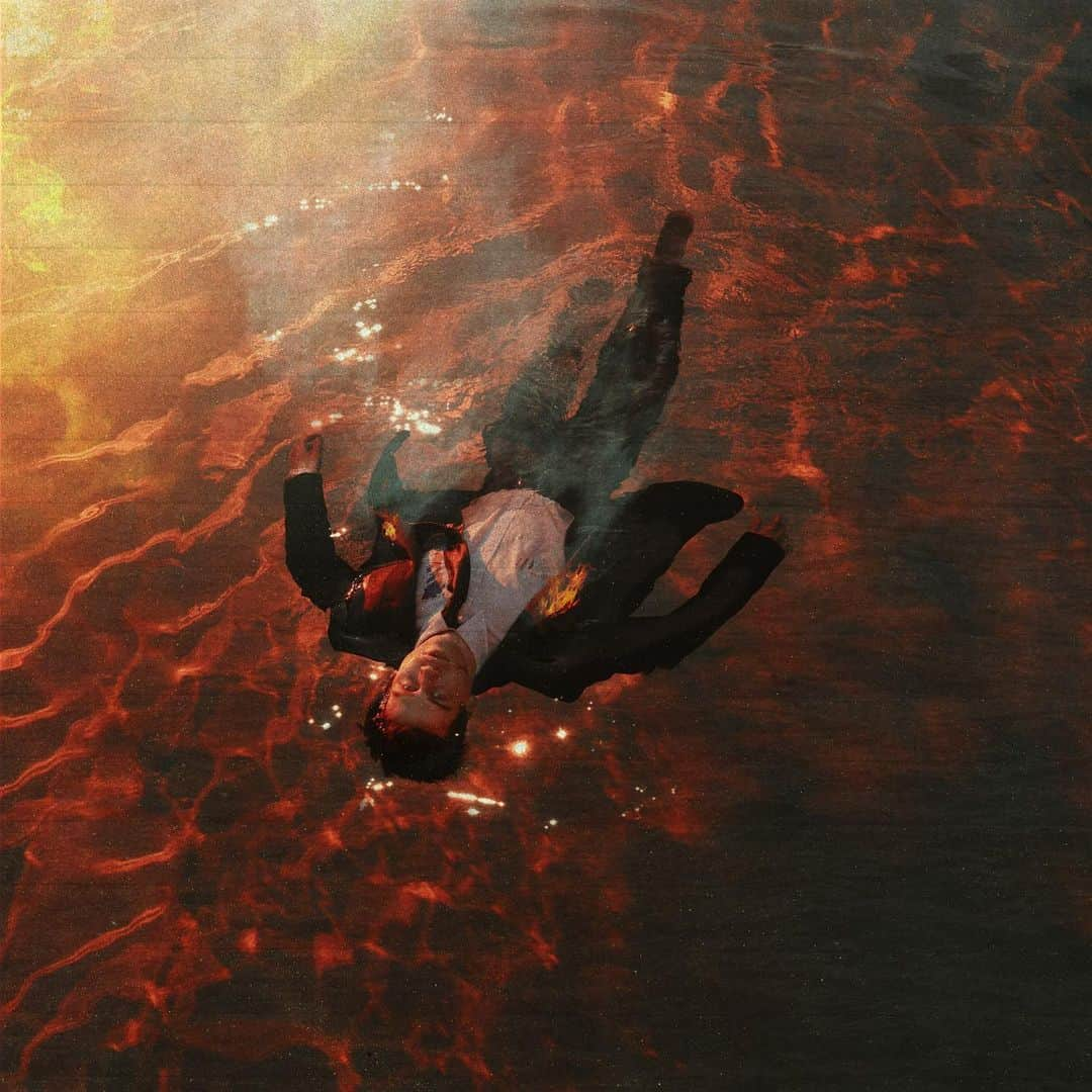 エイダン・J・アレクサンダーさんのインスタグラム写真 - (エイダン・J・アレクサンダーInstagram)「the hills. march 5th. i almost drowned taking this artwork so presave it in my bio thank you」2月23日 5時23分 - aidanalexander