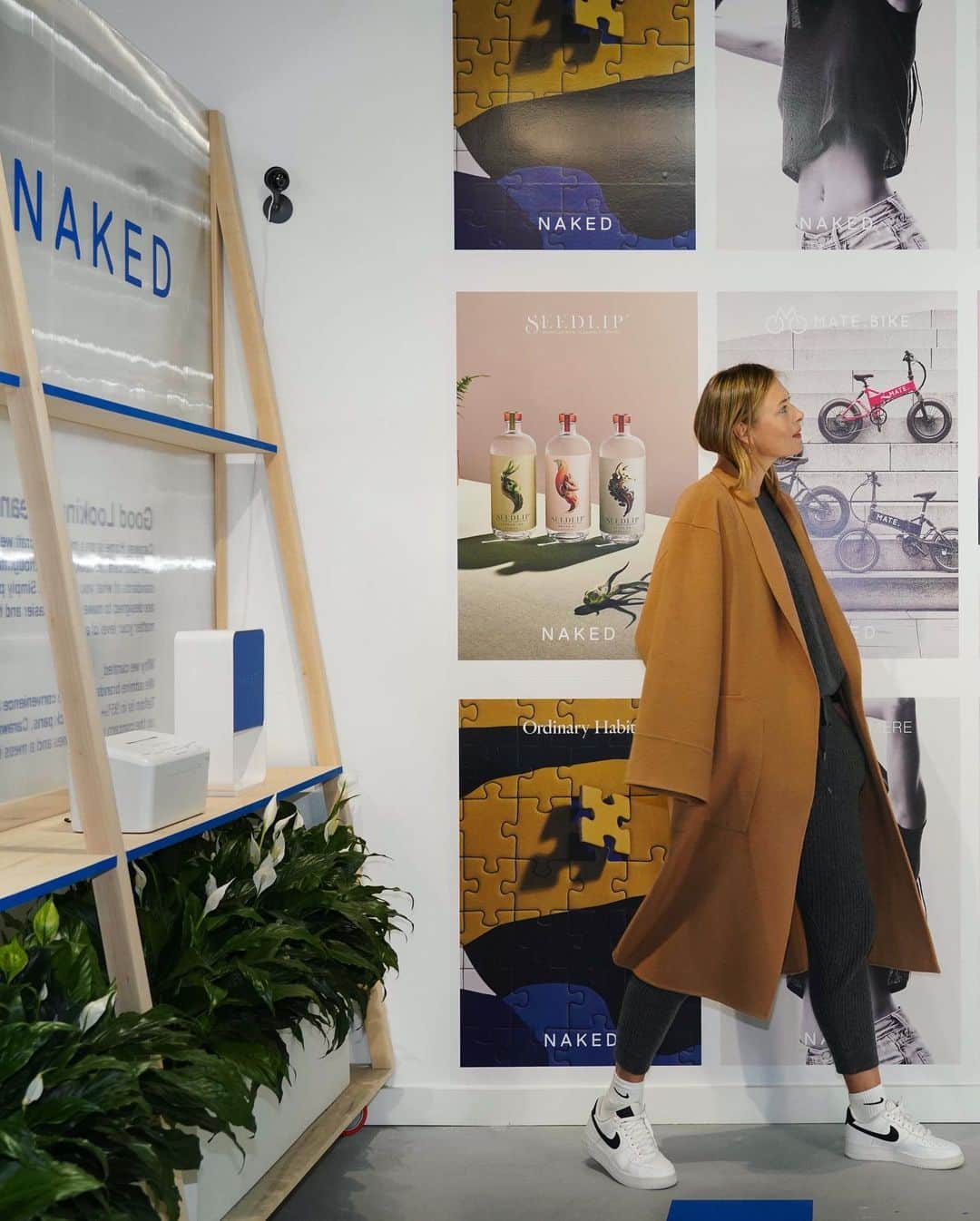 マリア・シャラポワのインスタグラム：「You may have seen snippets of occasional posts I’ve made about @nakedretail. Let’s consider this the grand reveal 😉  The way we shop has changed significantly. We opt for discovery more than ever. Our choices are thoughtful, and so much more than a transaction. They’re driven by emotion and curiosity.  And Naked? It entirely captures the very best of retail. The experience is thought provoking. The brand curation is strategic. And very much engaging.  Naked’s selection of brands shifts every few months and the space evolves aesthetically with each transition. It always keeps you guessing!! Oh—it’s in Nolita in NYC! But that’s just the beginning. Shhh 🤫  My official role is an advisor but that sounds so....suit n tie🤵‍♂️. promise we’re cooler than that 🕺🏻Come visit!!」