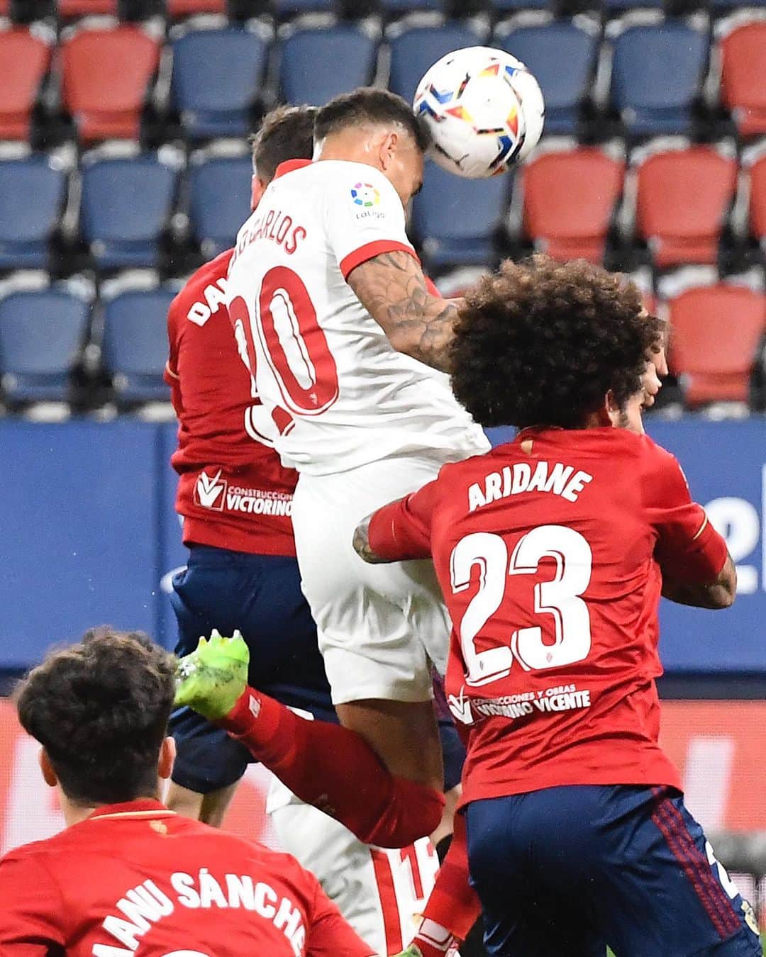 セビージャFCのインスタグラム：「ᴄᴀʙᴇᴢᴀᴢᴏ ↔️ ɢᴏʟᴀᴢᴏ  ⚽️💥  #OsasunaSevillaFC #vamosmiSevilla #goals #laliga」