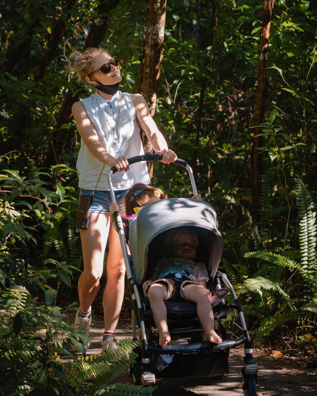 エミリー・デ・レイヴィンさんのインスタグラム写真 - (エミリー・デ・レイヴィンInstagram)「Well, “I went back”. But with a stroller & extra kid this time😉.  Not really, but wow this place reminded me of “the Island”. So beautiful. So untouched. So rich in flora & fauna.  🐊 🦅 🌺 🍃 We HAVE to go back though. For REAL though! Who would watch a #LOST movie if they ever made one?!! 🏝   📸 @eb.photogeography  #rvlife #lifeontheroad #everglades #thegreatoutdoors #mumlife #momlife #toddlerlife #kidlife #wehavetogoback」2月23日 5時34分 - emiliede_ravin