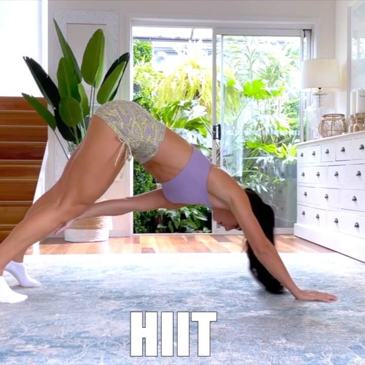 Danielle Robertsonのインスタグラム：「HIIT 🔥💪  Did you request a full body HIIT workout sweat sesh? You asked and I listened! And if you didn't ask for it, get amongst it anyway 😜🔥 I love hearing what workouts you want to see from me, so comment below your workout requests!   Now let’s smash this HIIT sesh together!  WORKOUT  3 Sets 30:15  30 Sec Work 15 Sec Rest  30 SEC PUSH UP PIKE TOE TAP 30 SEC SQUAT JUMP W/ HOLD & RAISE 30 SEC PLANK W/ TOE TAP 30 SEC BICYCLES 30 SEC CROSSBODY MOUNTAIN CLIMBERS」