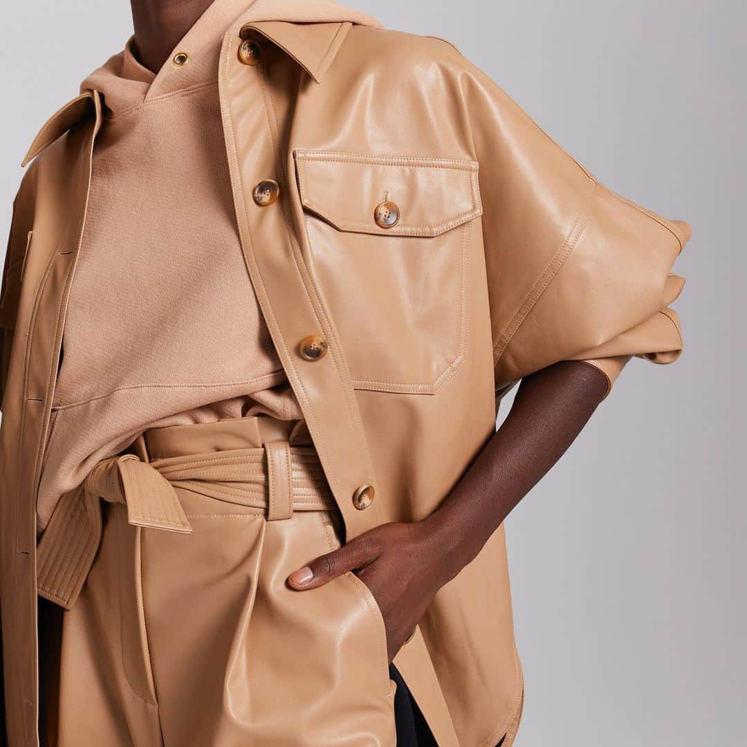 エーエルシーのインスタグラム：「Vegan leather uniform #neoloungewear」