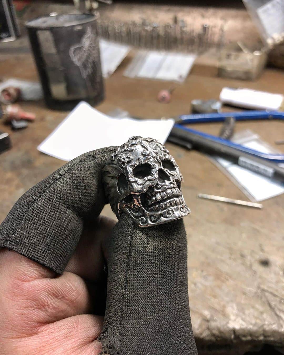 クレイジーピッグさんのインスタグラム写真 - (クレイジーピッグInstagram)「El Muerto 💀 Ring #skull #candyskull #handmade #silver #jewellery #rocknroll #workhard #treatyourself #coventgarden #london」2月23日 5時47分 - crazypigdesignslondon