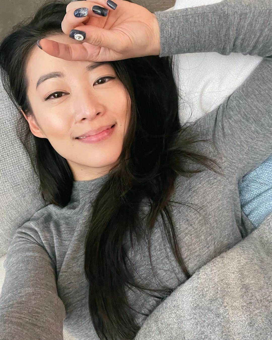 のインスタグラム：「Long time no #selfie been up since 7am, filmed two auditions & had a meeting before noon. Great Monday! #letsgo I’m happy & pooped... gonna lay on my couch for an hour before my next zoom meeting 🤓」