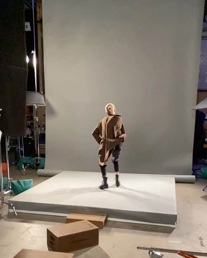 ミッキー・サムナーのインスタグラム：「New Episode Tonight.  @snowpiercertv @tntdrama  Shout out to our amazing costume department !!」