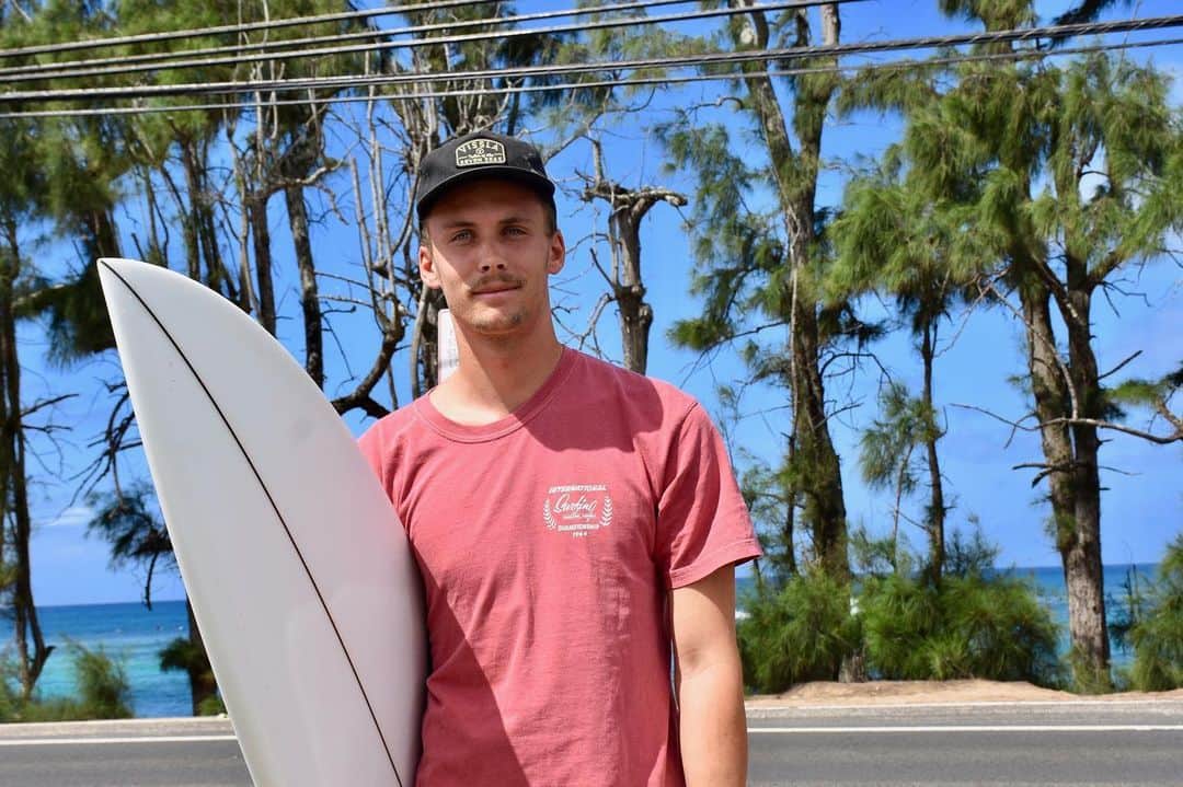マリブシャツのインスタグラム：「Tanner wearing the MAKAHA 64 tee🤙🏼」