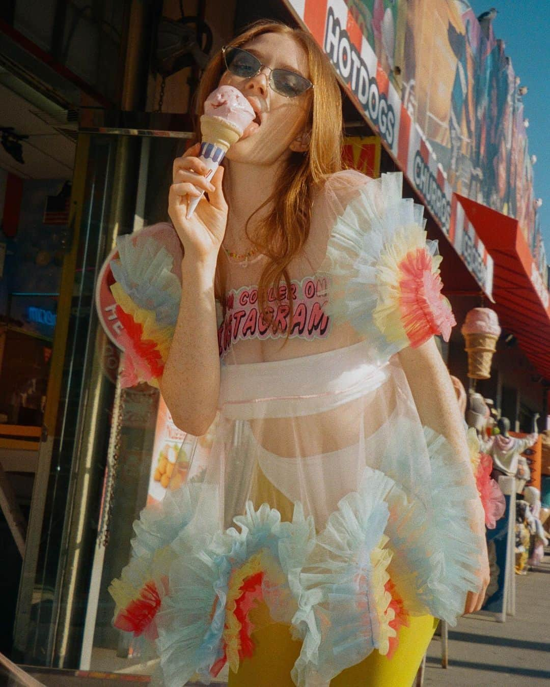 Larsen Thompsonさんのインスタグラム写真 - (Larsen ThompsonInstagram)「I’M COOLER ON INSTAGRAM🍦😝 wearing: @viktorandrolf 💗 on film by @krissy 💗」2月23日 5時49分 - larsenthompson