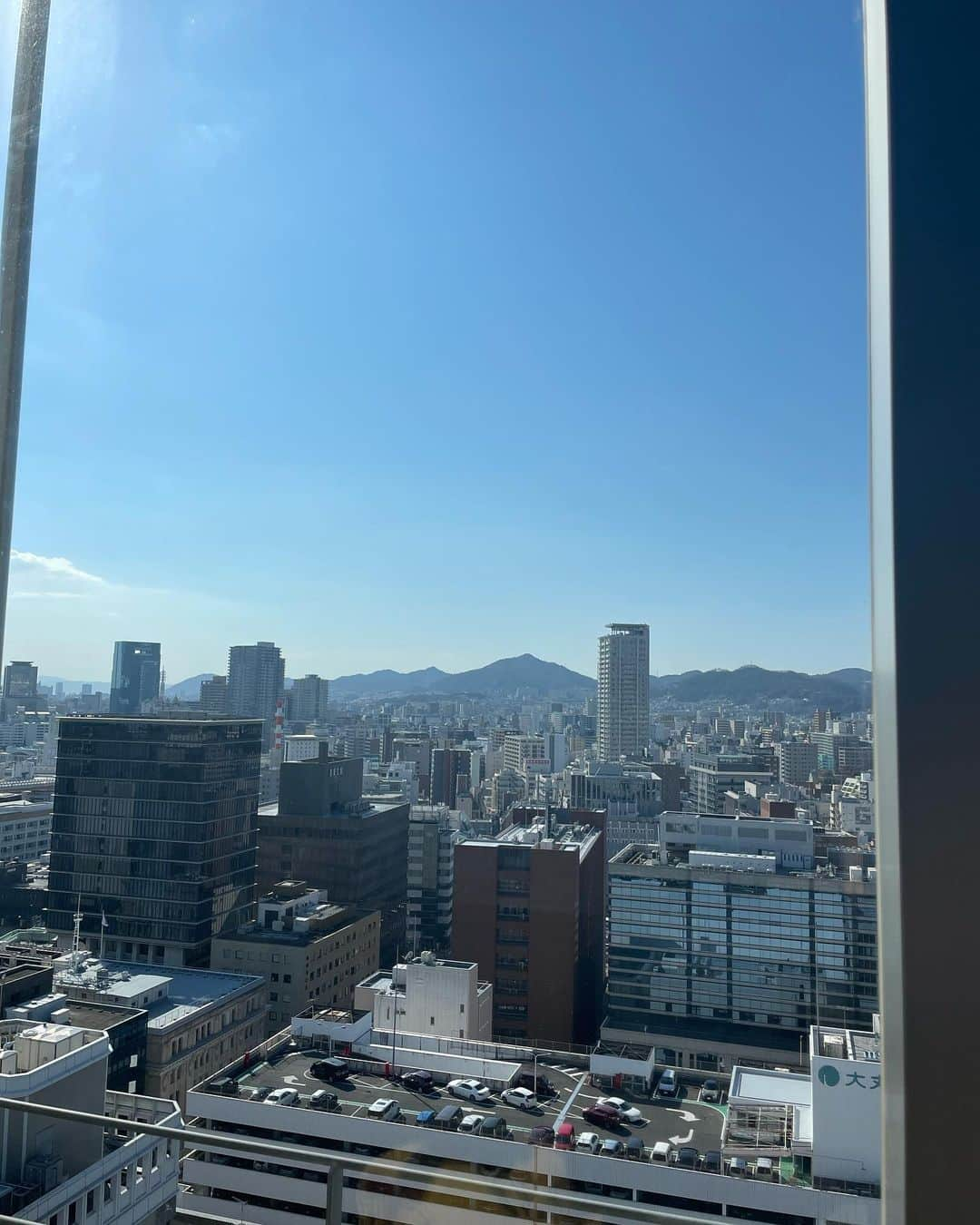 三佐和あやさんのインスタグラム写真 - (三佐和あやInstagram)「𝗢𝗥𝗜𝗘𝗡𝗧𝗔𝗟 𝗛𝗢𝗧𝗘𝗟 @oriental.hotel.kobe  オリエンタルの個室よかった！⤴︎💕  “お食い初めプラン”というサービスがあって ベビーベッドも用意してくれて  周りに気を遣わず 家族でゆっくりお祝いができたよ↗︎↗︎🌸  すごい おすすめ！！   ❁お頭付き 明石鯛の姿焼き  ❁丹波黒豆のお赤飯  ❁炊き合わせ 蓮根、にんじん、竹の子、椎茸  ❁酒 百薬の長といわれるお酒です  ❁栗の甘露煮  ❁車海老の旨煮  ❁紅白なます  ❁明石蛸辛子酢味噌  ❁いくら  ❁黒豆煮 金箔  ❁旬のお造り盛り合わせ  ❁季節のフルーツ  ❁蛤の椀物  ❁石割桜の箸 （おなまえを刻印してくれます） 石を割って生えてくる強い生命力をもつ桜。一生お使いいただける丈夫な箸に名前を刻んで。  ❁歯固めの石（チョコレートになってます）硬い石も噛み砕けるような丈夫な歯となりますように。  ❁生誕100日のアニバーサリーケーキ 一生食べ物に困らないという願いを込めて。  これだけ おうちで用意するのは重労働。 ホテルだと 全部用意してくれて、名入りの箸までついてくるのよ ↗︎  ケーキも切り分けてくれるし お腹いっぱいになっちゃった！☺️💕  家族は好きなメニューを頼んでお食事ができるし、本当に美味しかったので、後日またpostしますね😙  日頃がんばっているママにも ご褒美の時間になりました！！  𝓉𝒽𝒶𝓃𝓀 𝓎𝑜𝓊...♡  ホテルでゆっくりお祝いしよう！って提案してくれた 優しいパパにも感謝...🌸  #神戸ランチ  #神戸グルメ #ホテルランチ #ランチ #ディナー #ホテルステイ    #親バカ部﻿  #スマイル育児 #育児日記 #ベビフル #ベビスタグラム #親バカ #令和2年ベビー﻿ #妊活#ベビスタグラム #育児日記 #育児 #子育てぐらむ #ままのて #たまひよ   #お食い初め #お食い初めメニュー #ママリ #ママリ口コミ大賞」2月23日 5時50分 - misawa_aya